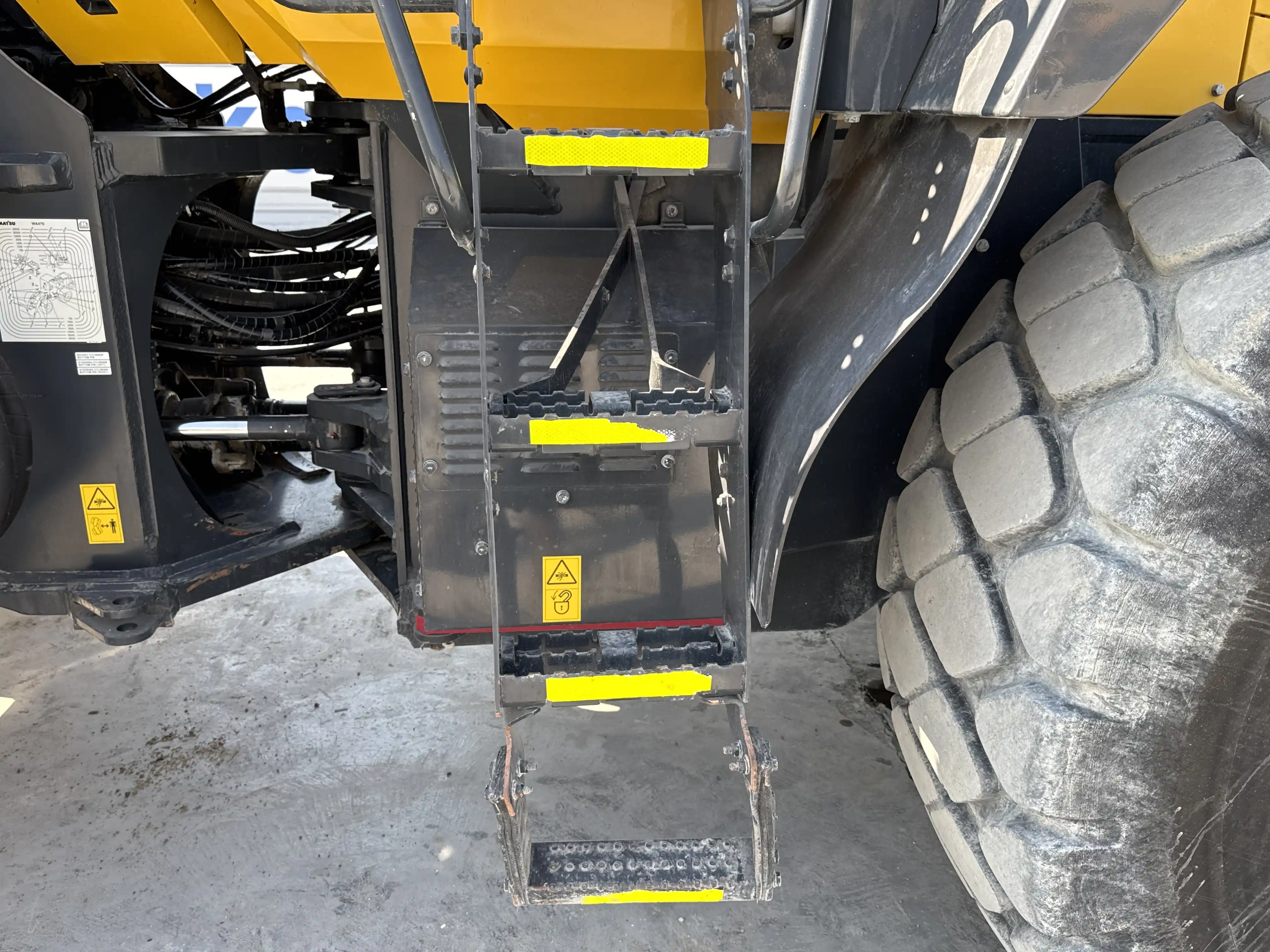 WHL-001-Komatsu-WA470-6R-wheel-loader-inspection-structure-steps-ladders-4