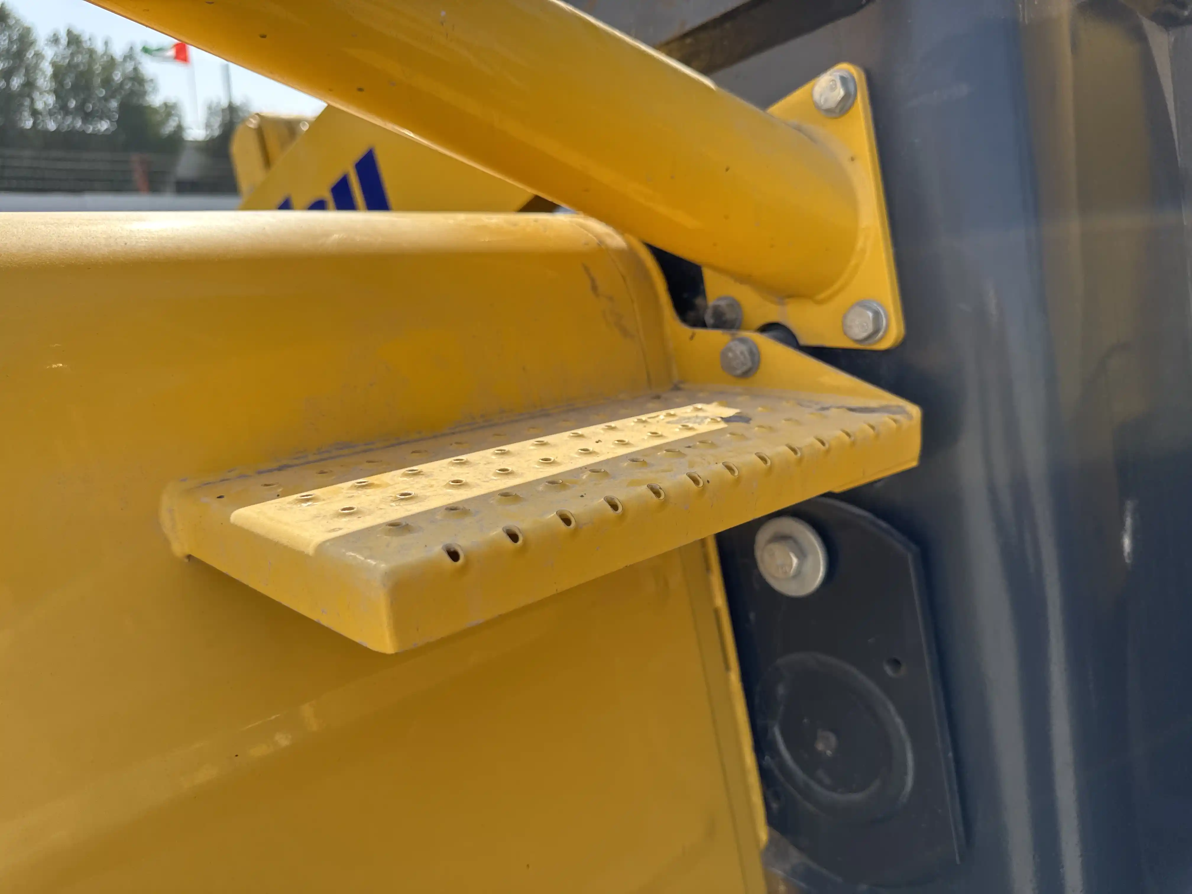 WHL-001-Komatsu-WA470-6R-wheel-loader-inspection-structure-steps-ladders-5