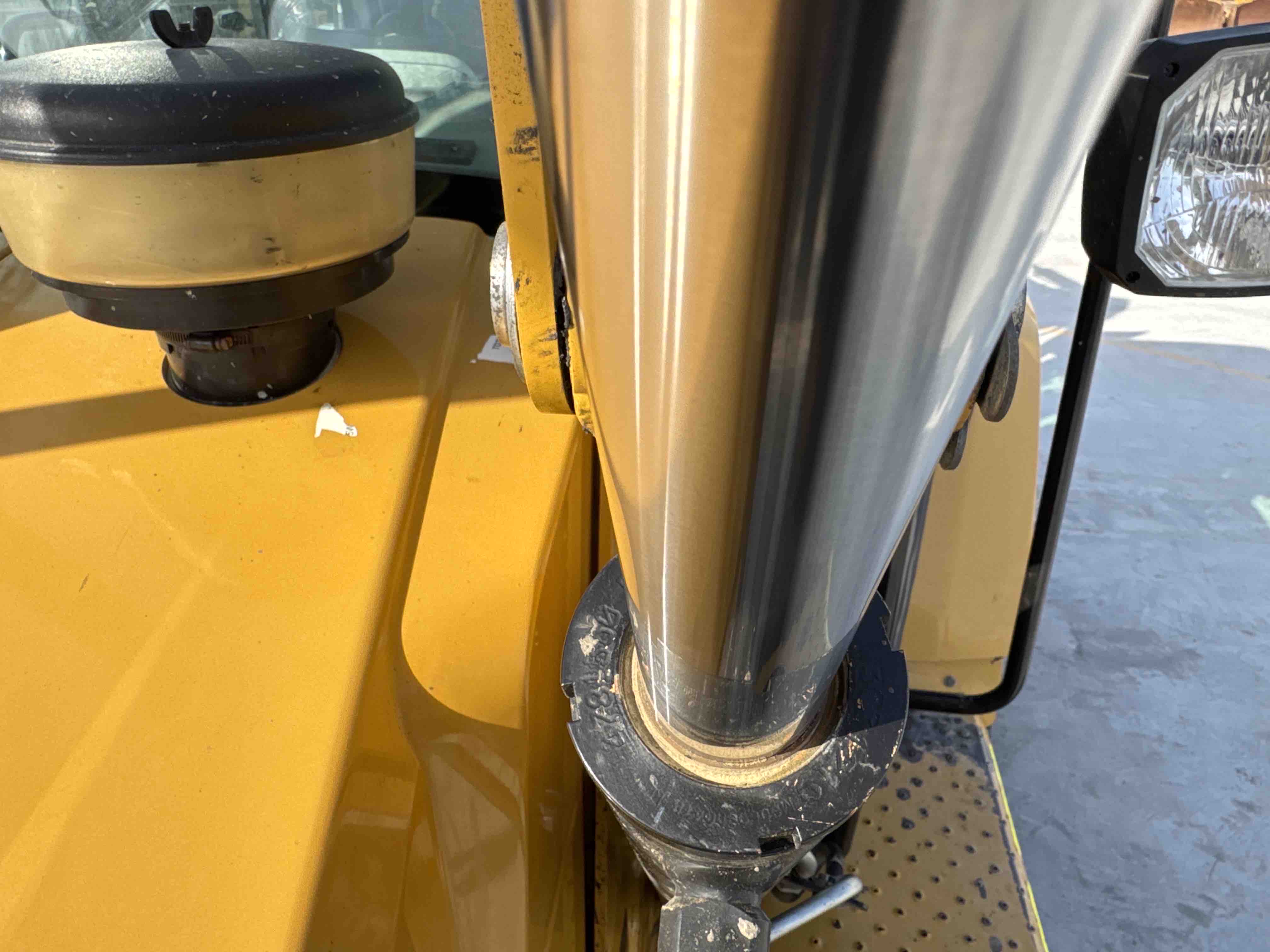 BHL-001-Cat-426F2-backhoe-loader-inspection-hydraulics-loader-lift-cylinder-3