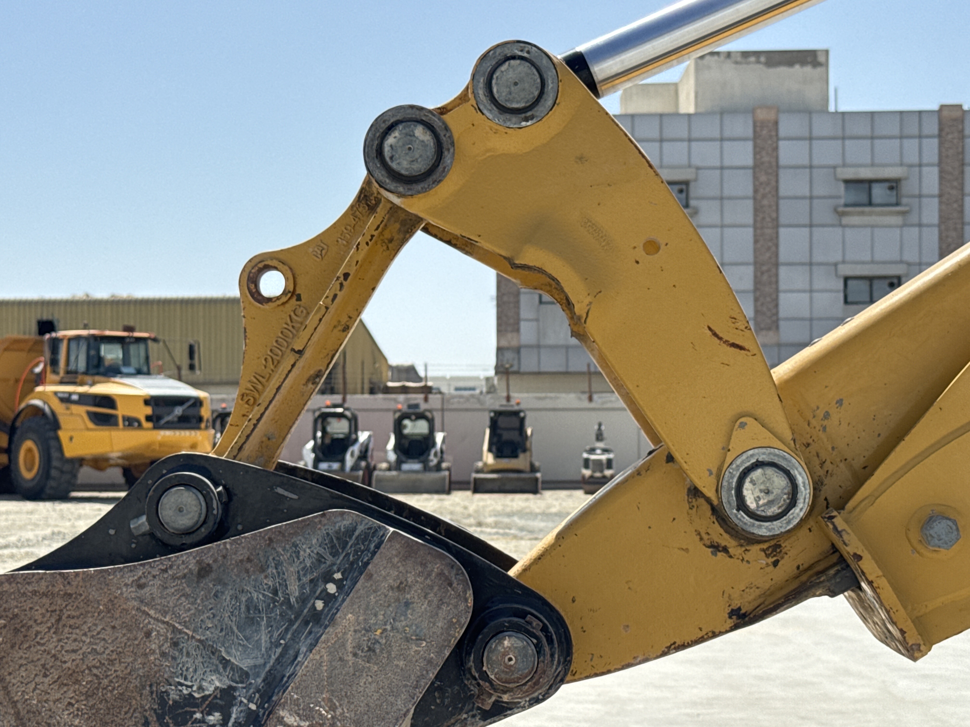BHL-001-Cat-426F2-backhoe-loader-inspection-chassis-pin-and-bushings-stick-to-bucket-2