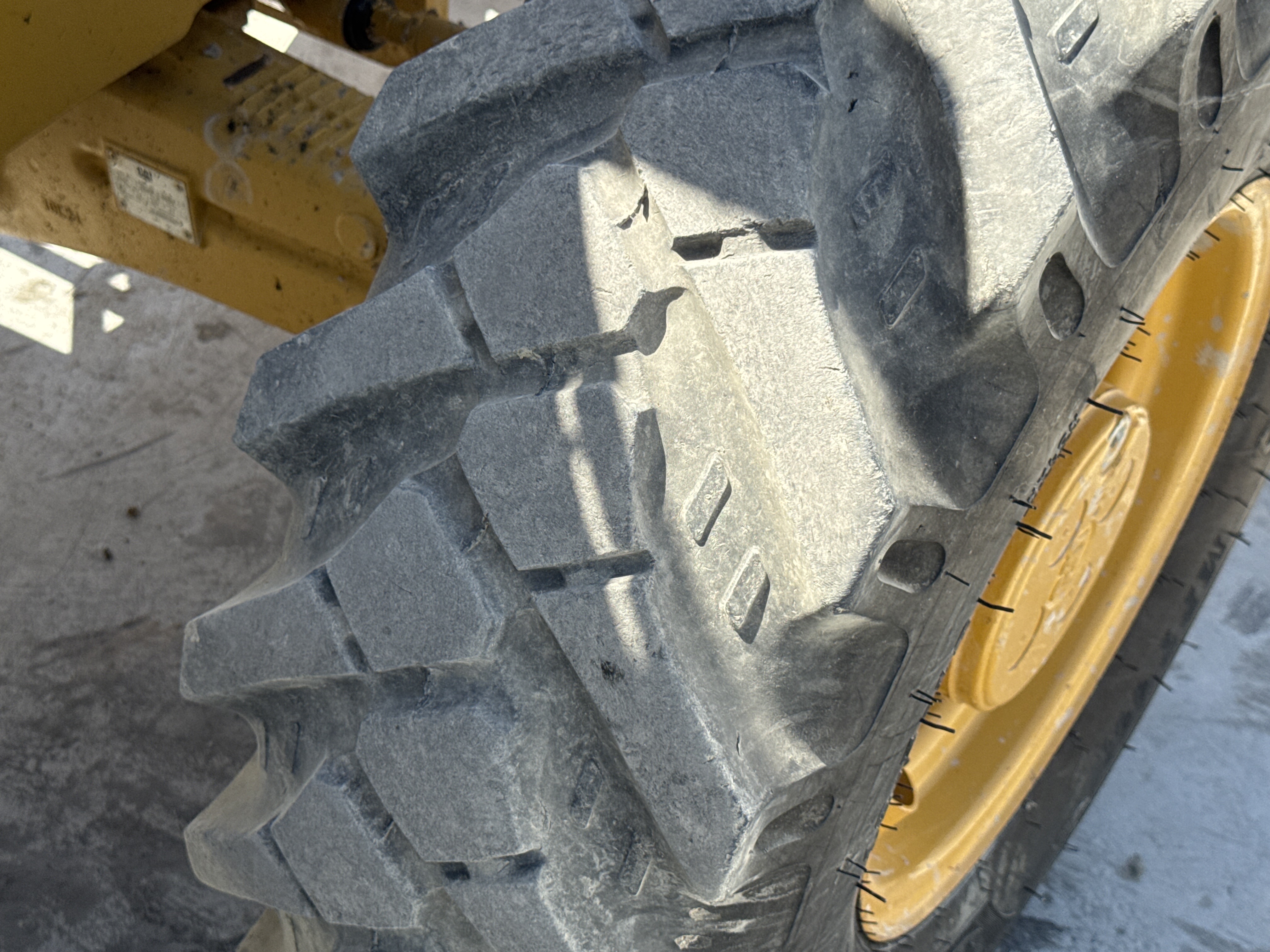 BHL-001-Cat-426F2-backhoe-loader-inspection-chassis-right-front-tire-wheel-hub-condition-2