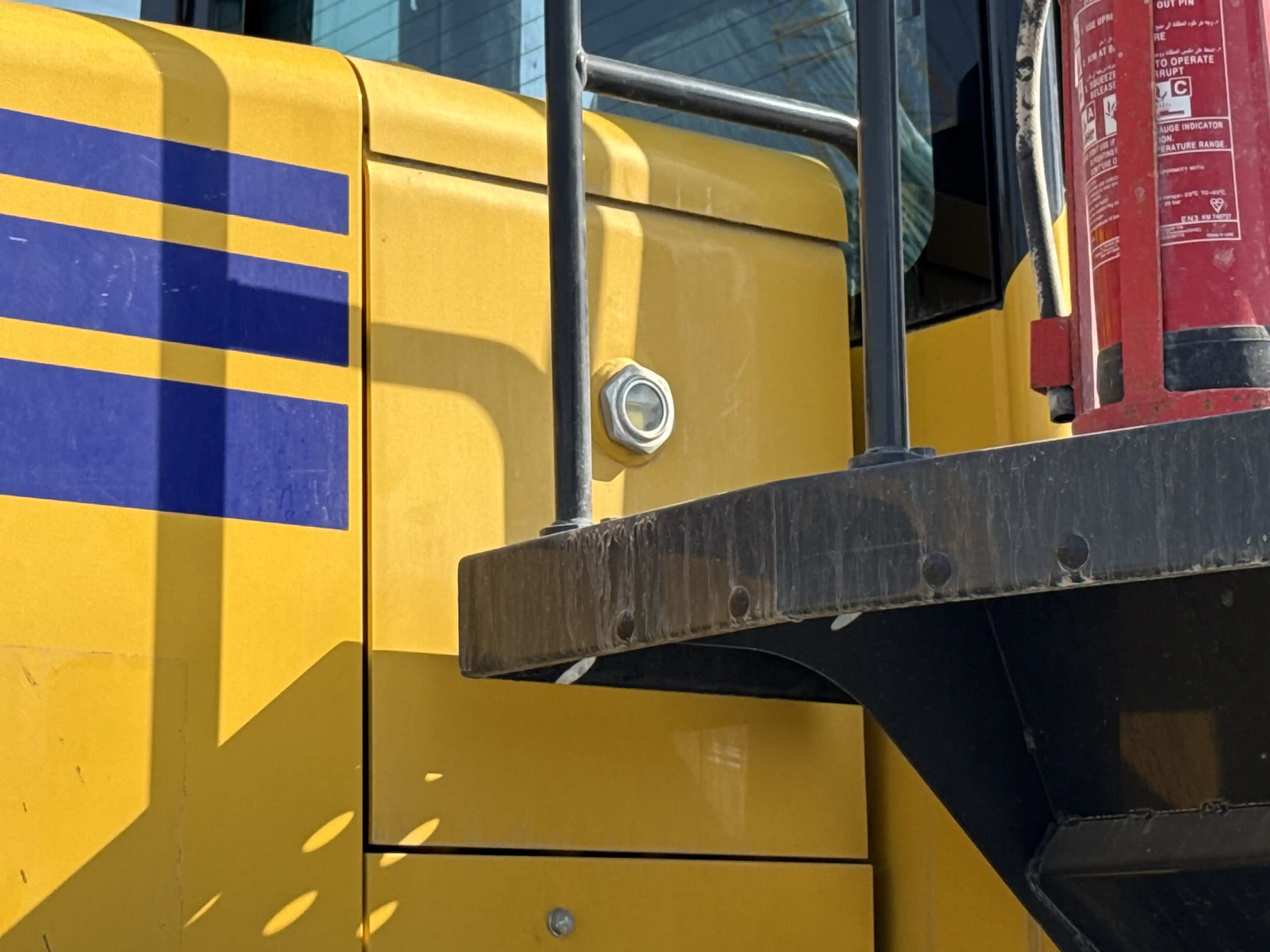 WHL-001-Komatsu-WA470-6R-wheel-loader-inspection-hydraulics-hydraulic-tank-3