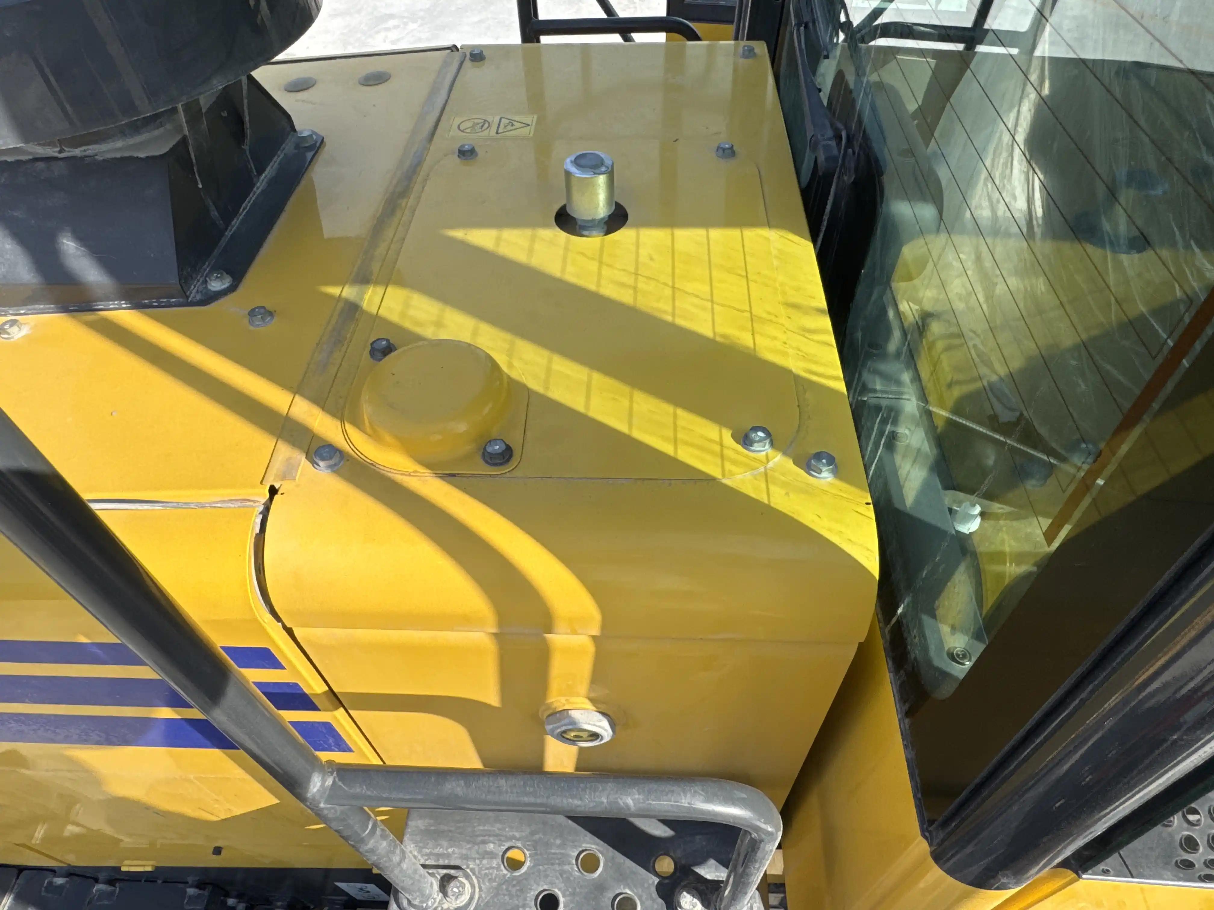 WHL-001-Komatsu-WA470-6R-wheel-loader-inspection-hydraulics-hydraulic-tank-4