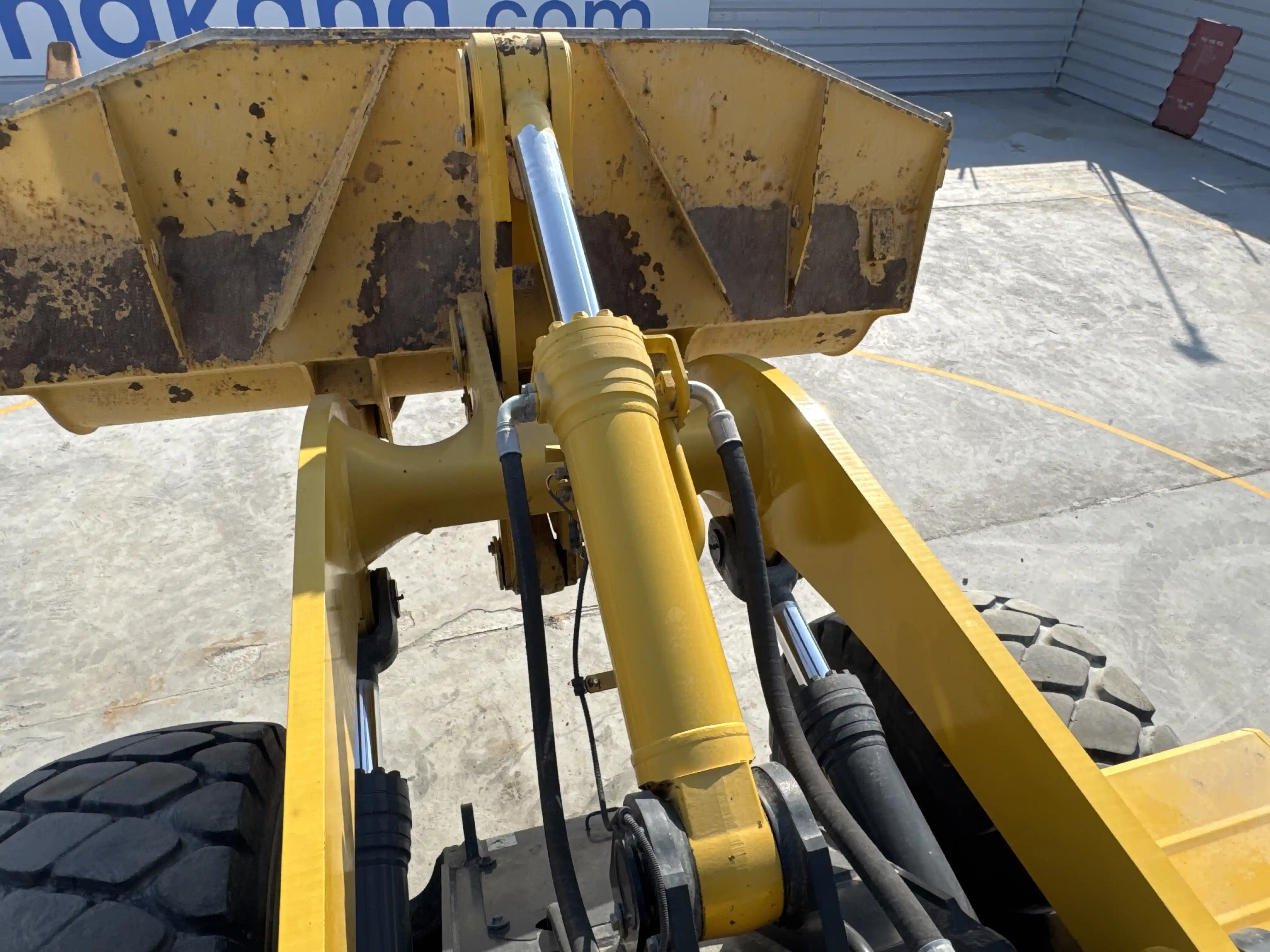 WHL-001-Komatsu-WA470-6R-wheel-loader-inspection-hydraulics-bucket-tilt-cylinders-2