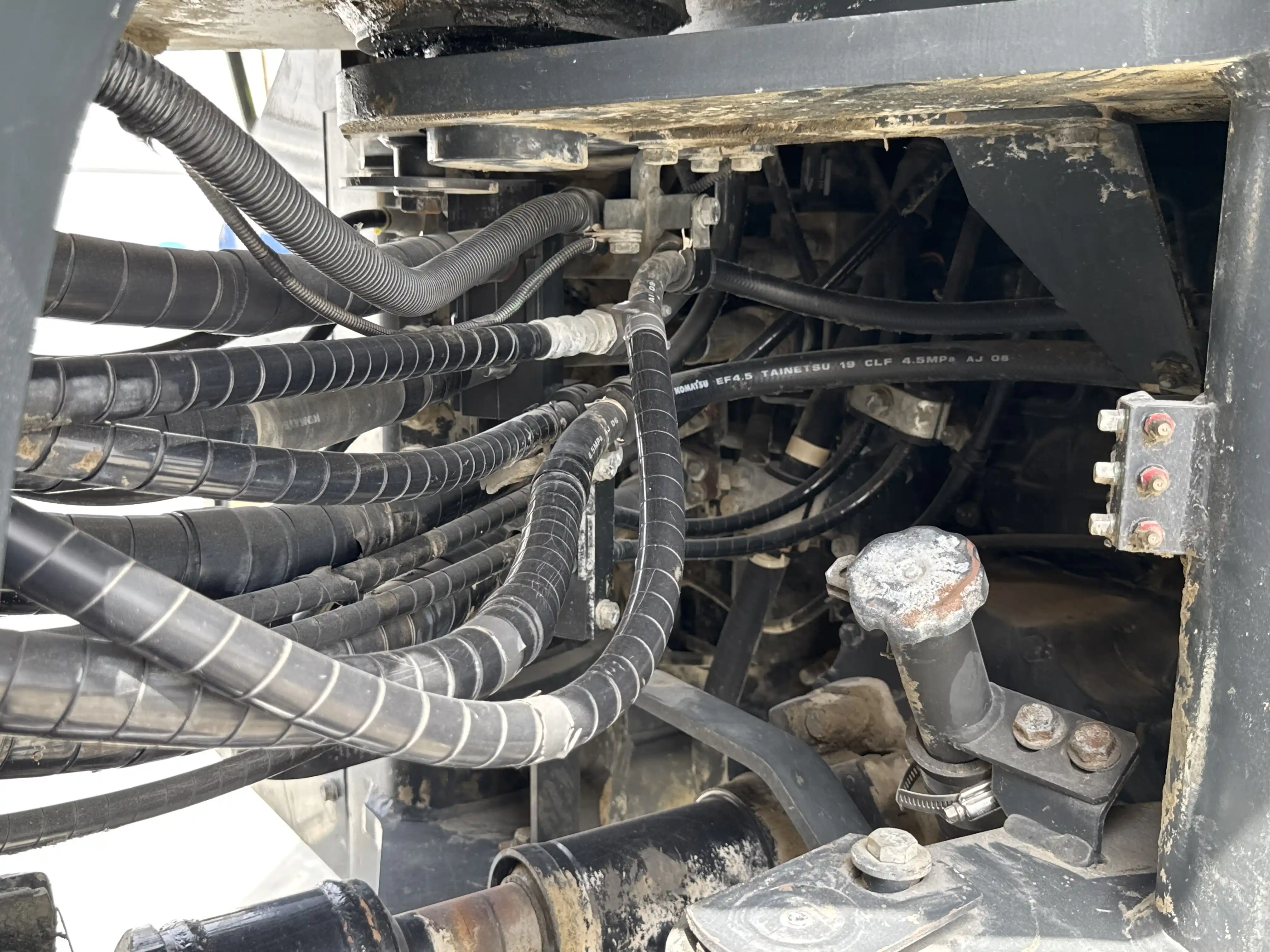 WHL-001-Komatsu-WA470-6R-wheel-loader-inspection-hydraulics-hydraulic-hoses-and-lines-2