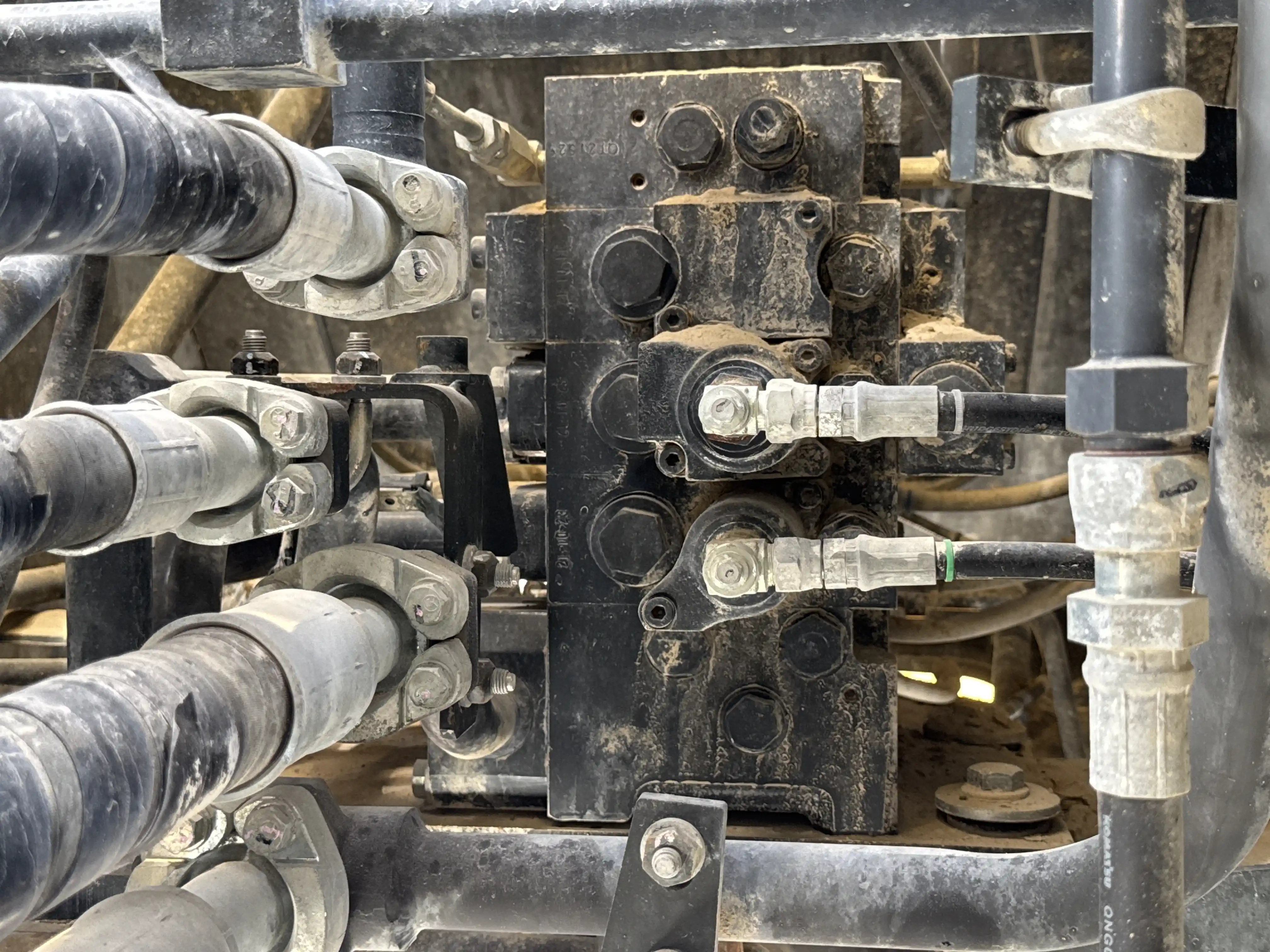 WHL-001-Komatsu-WA470-6R-wheel-loader-inspection-hydraulics-main-control-valve-MCV-1