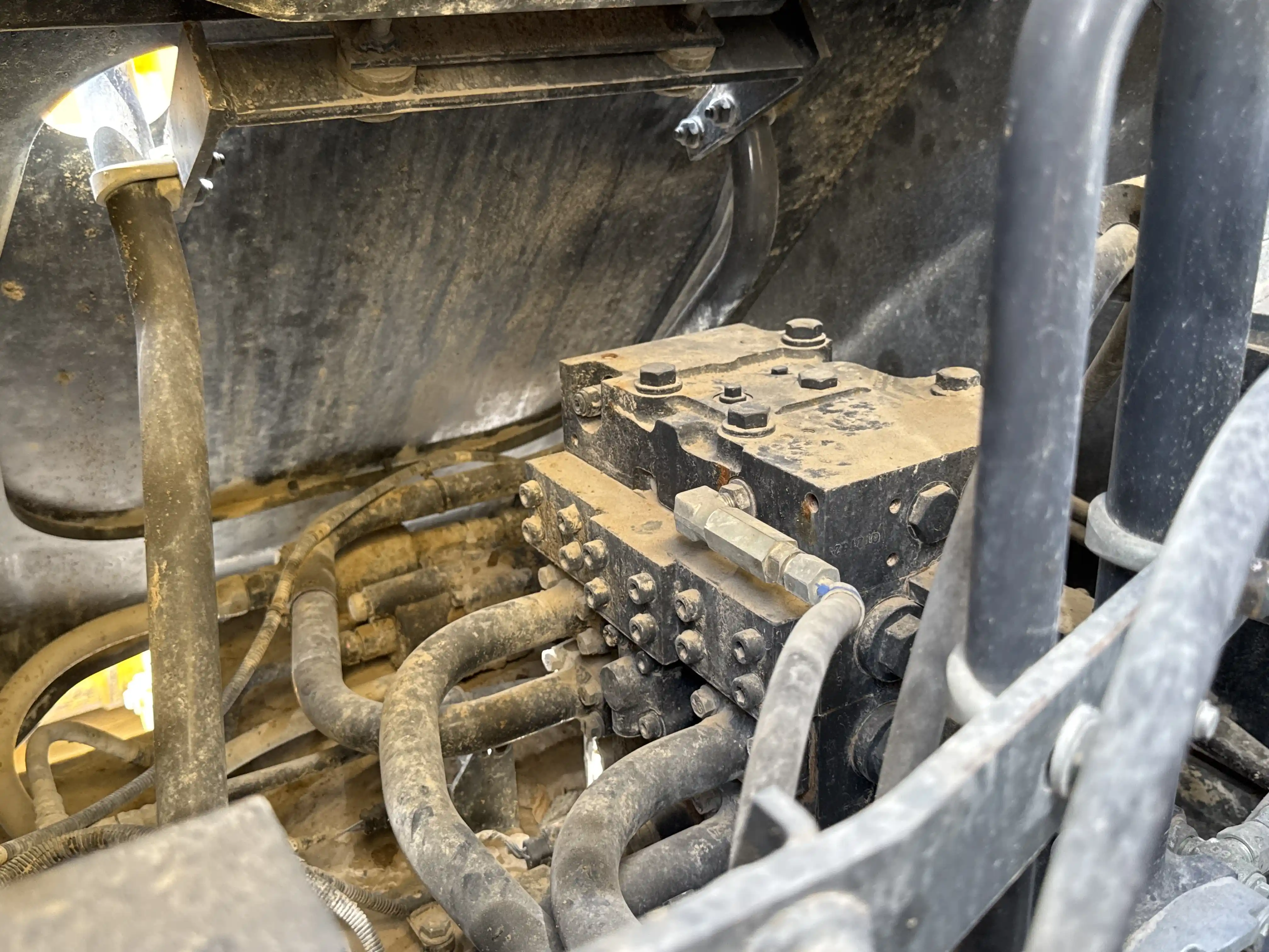 WHL-001-Komatsu-WA470-6R-wheel-loader-inspection-hydraulics-main-control-valve-MCV-2