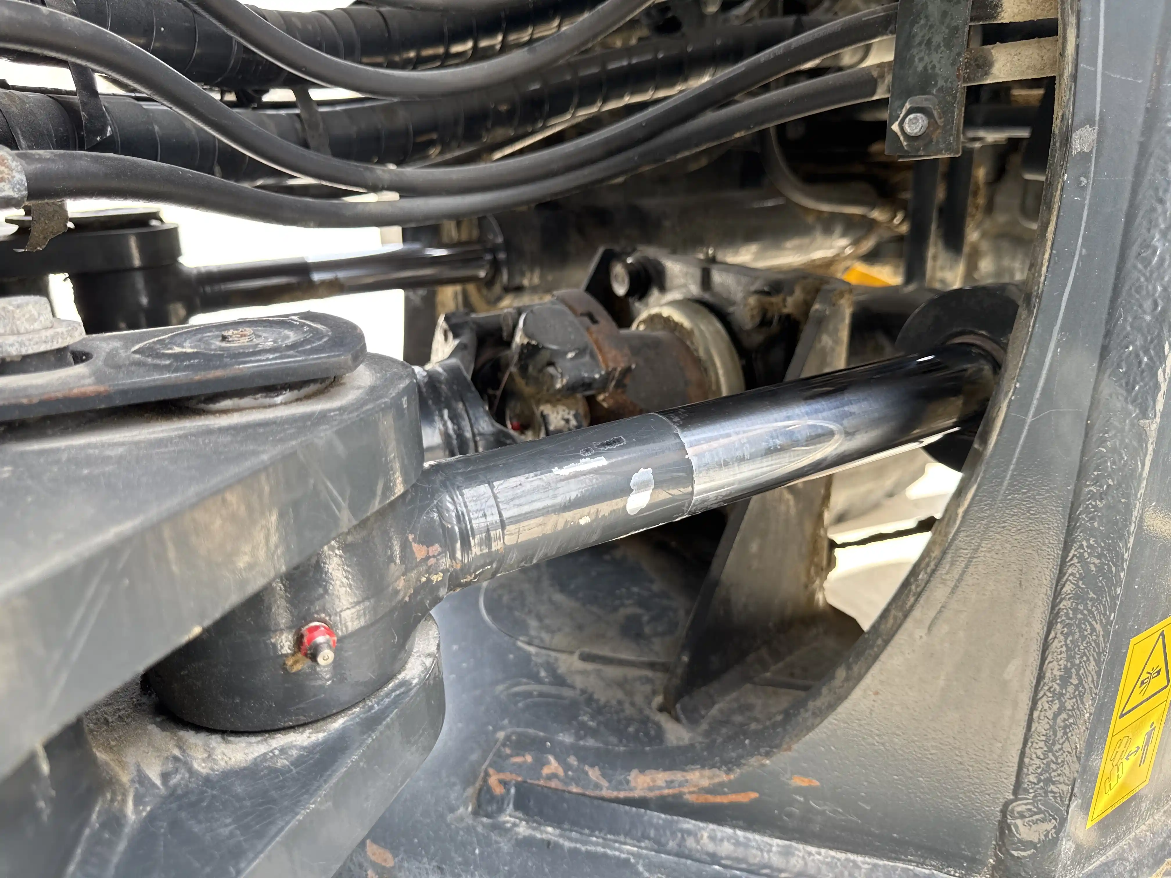 WHL-001-Komatsu-WA470-6R-wheel-loader-inspection-hydraulics-steering-cylinders-1