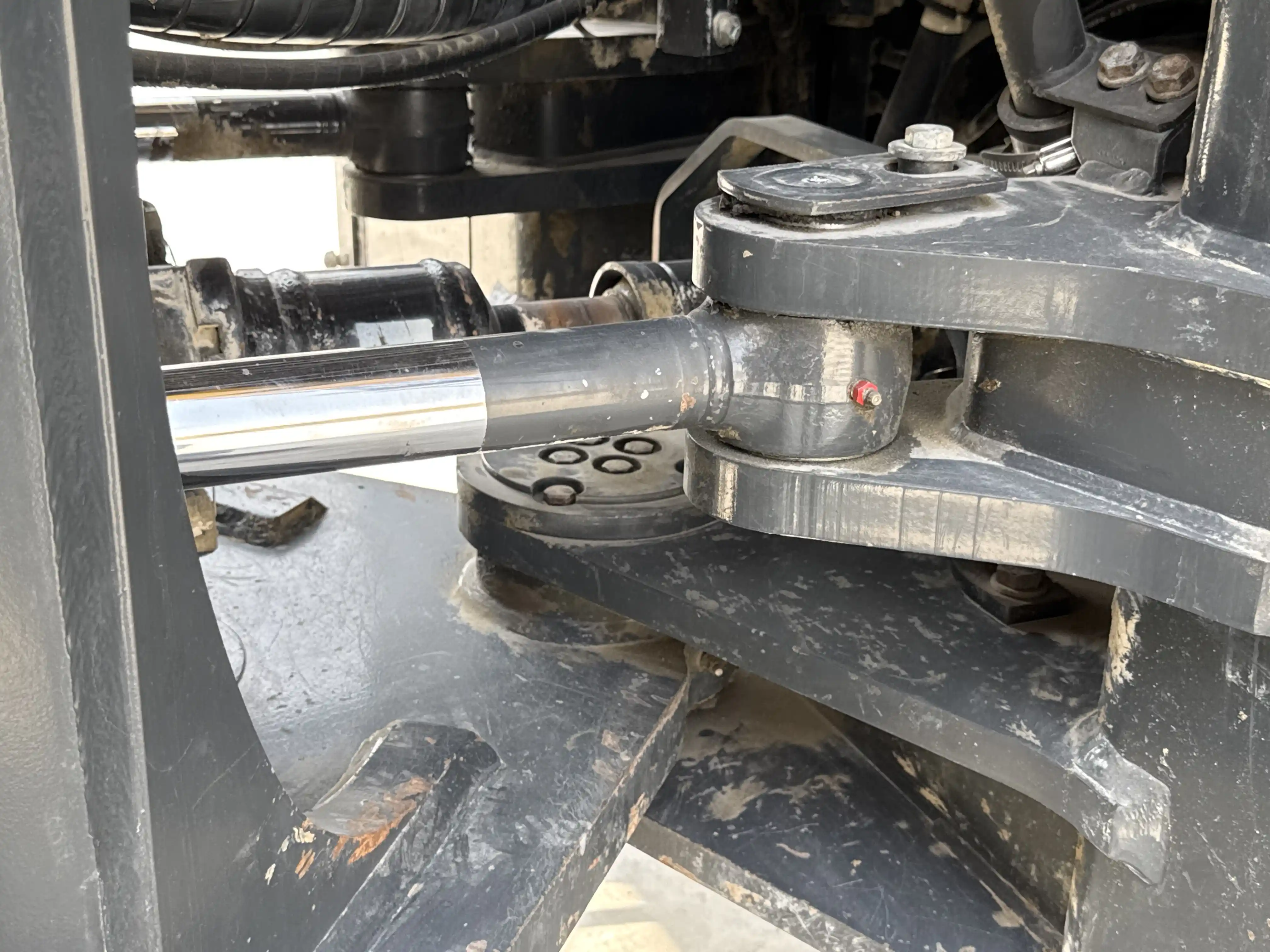 WHL-001-Komatsu-WA470-6R-wheel-loader-inspection-hydraulics-steering-cylinders-2