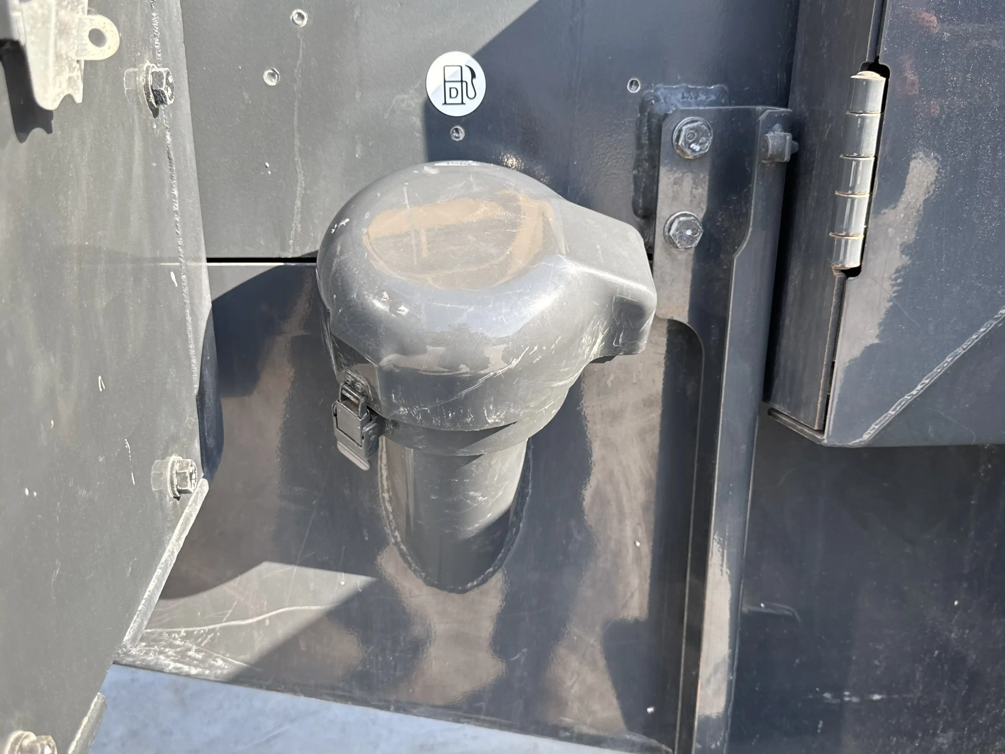 WHL-001-Komatsu-WA470-6R-wheel-loader-inspection-engine-fuel-tank-1