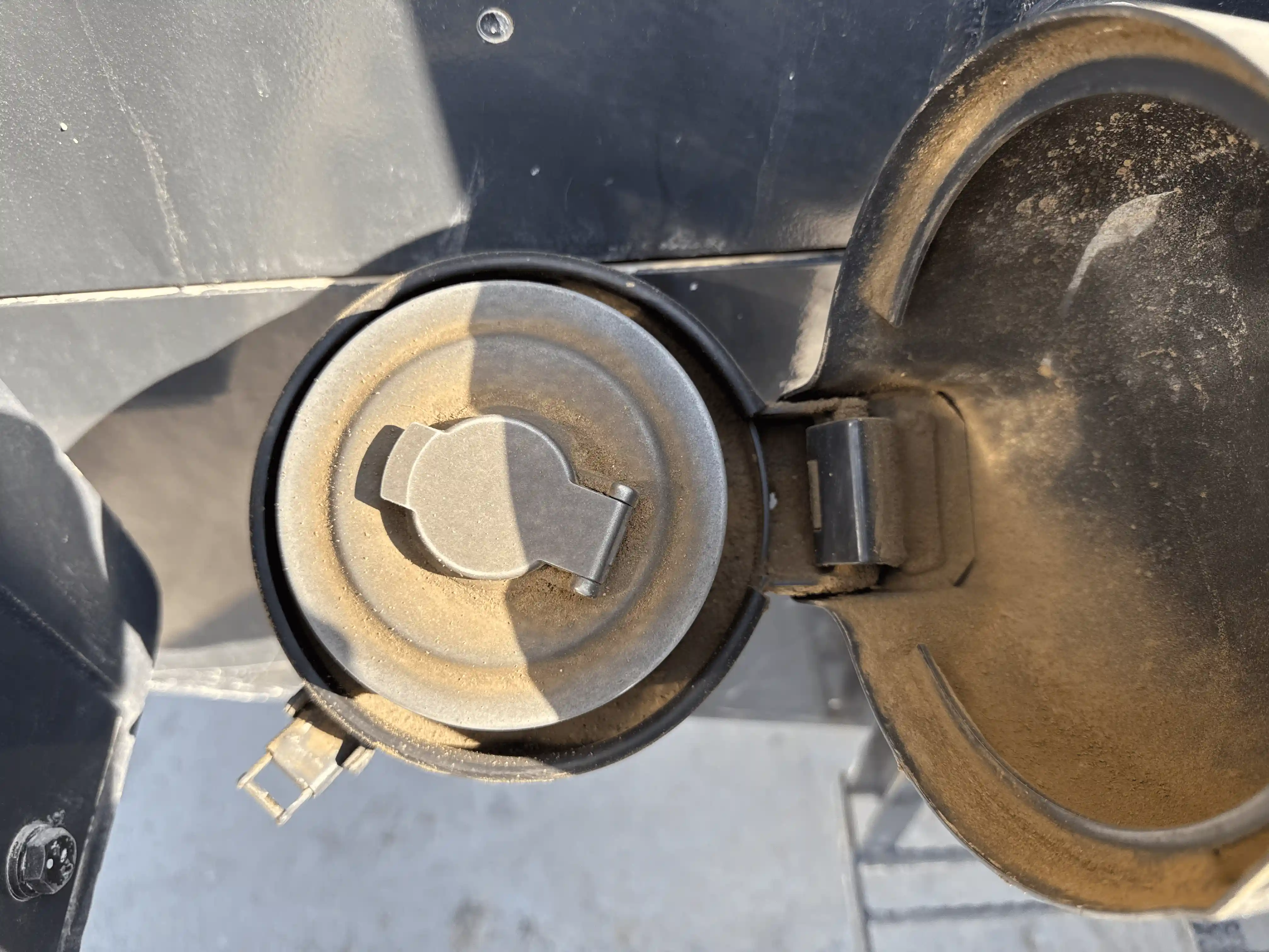 WHL-001-Komatsu-WA470-6R-wheel-loader-inspection-engine-fuel-tank-2