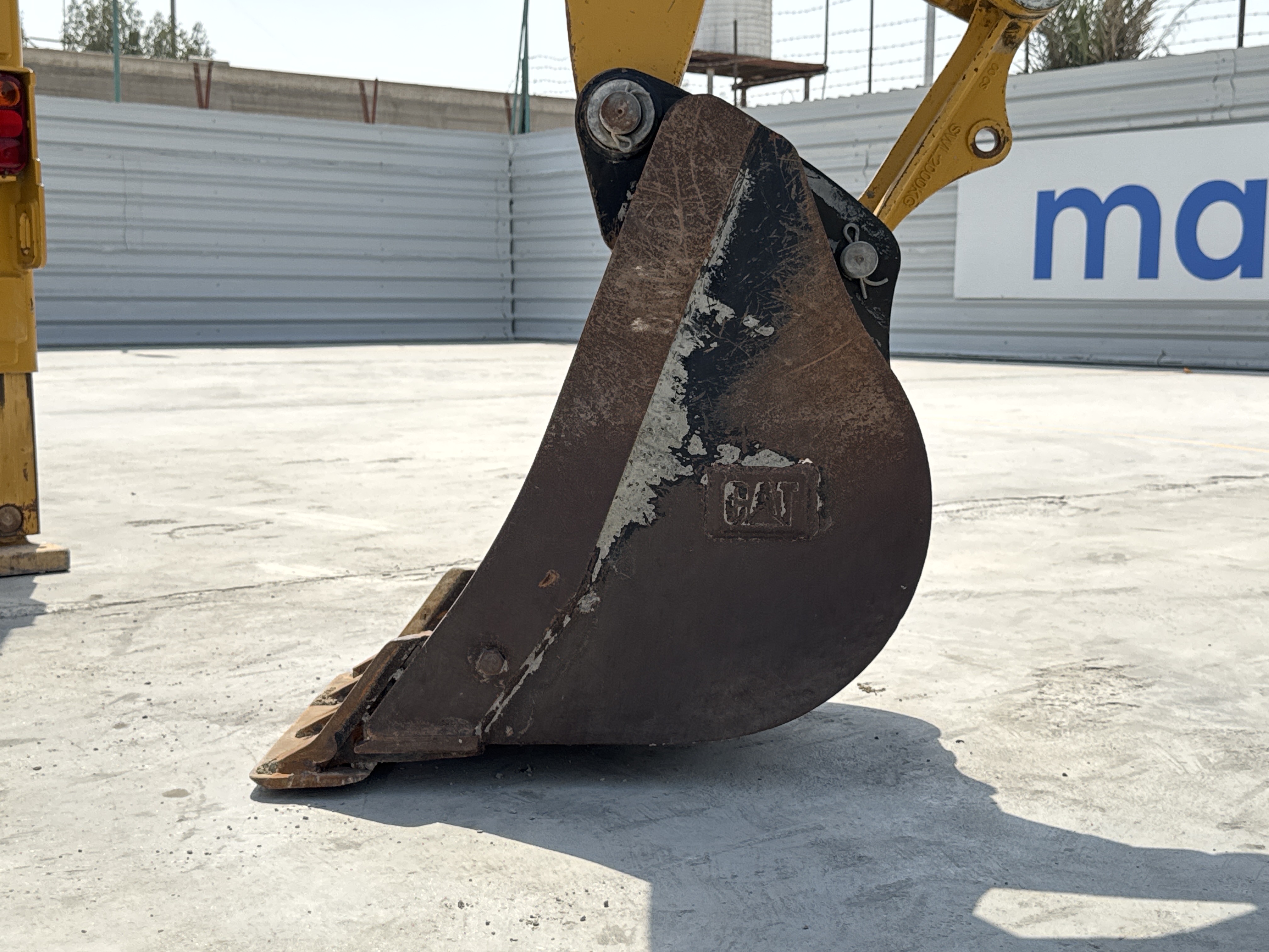 BHL-001-Cat-426F2-backhoe-loader-inspection-attachments-backhoe-bucket-2