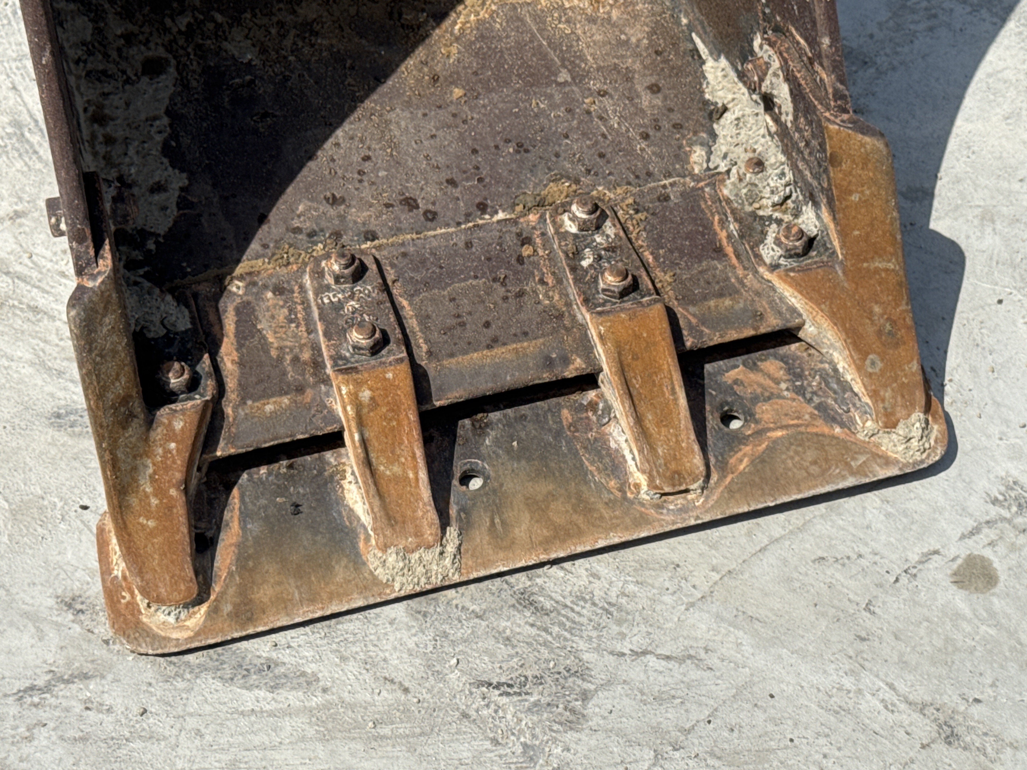 BHL-001-Cat-426F2-backhoe-loader-inspection-attachments-backhoe-bucket-cutting-edge-teeth-1