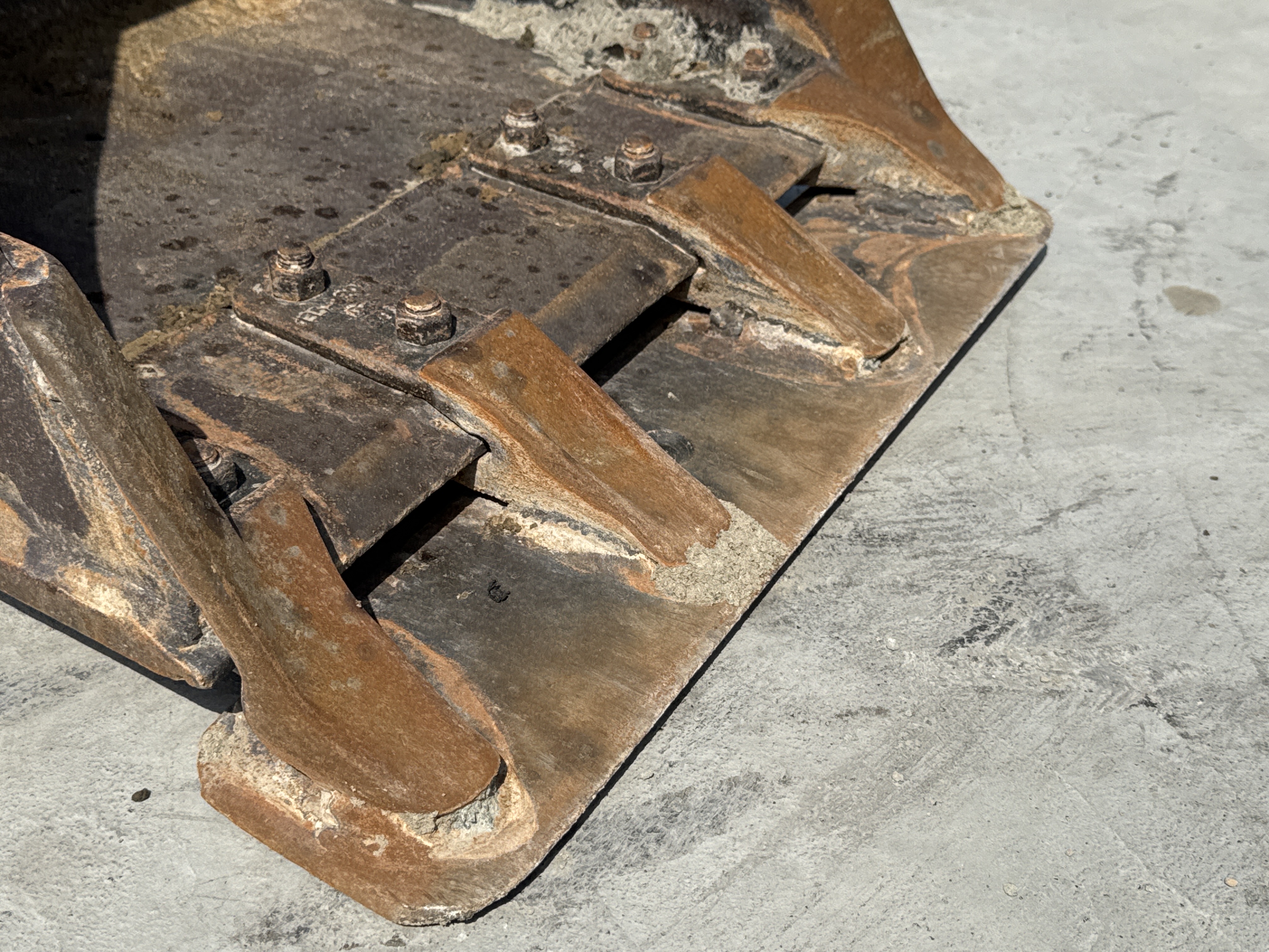 BHL-001-Cat-426F2-backhoe-loader-inspection-attachments-backhoe-bucket-cutting-edge-teeth-2