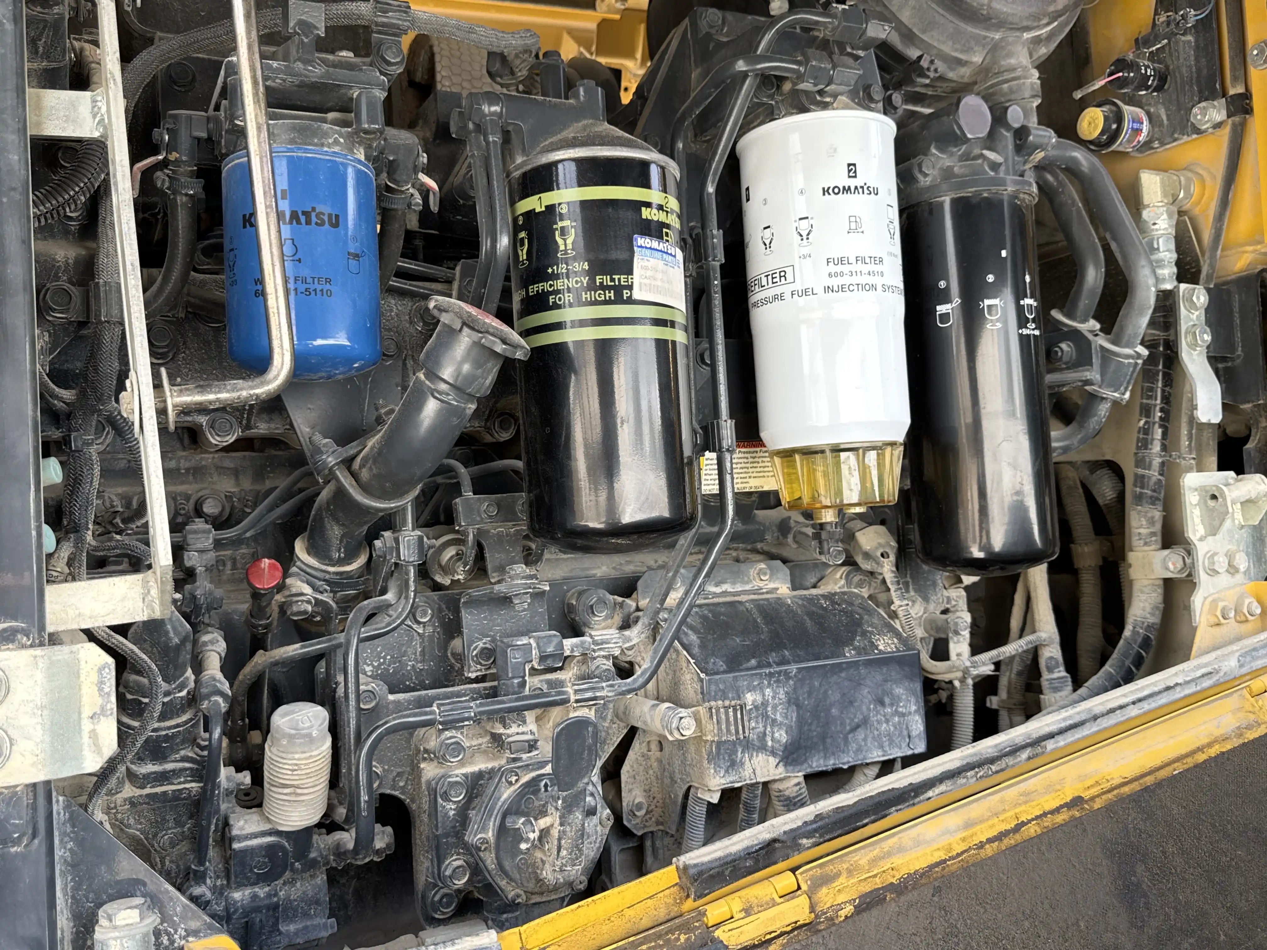 WHL-001-Komatsu-WA470-6R-wheel-loader-inspection-engine-engine-oil-leaks-1