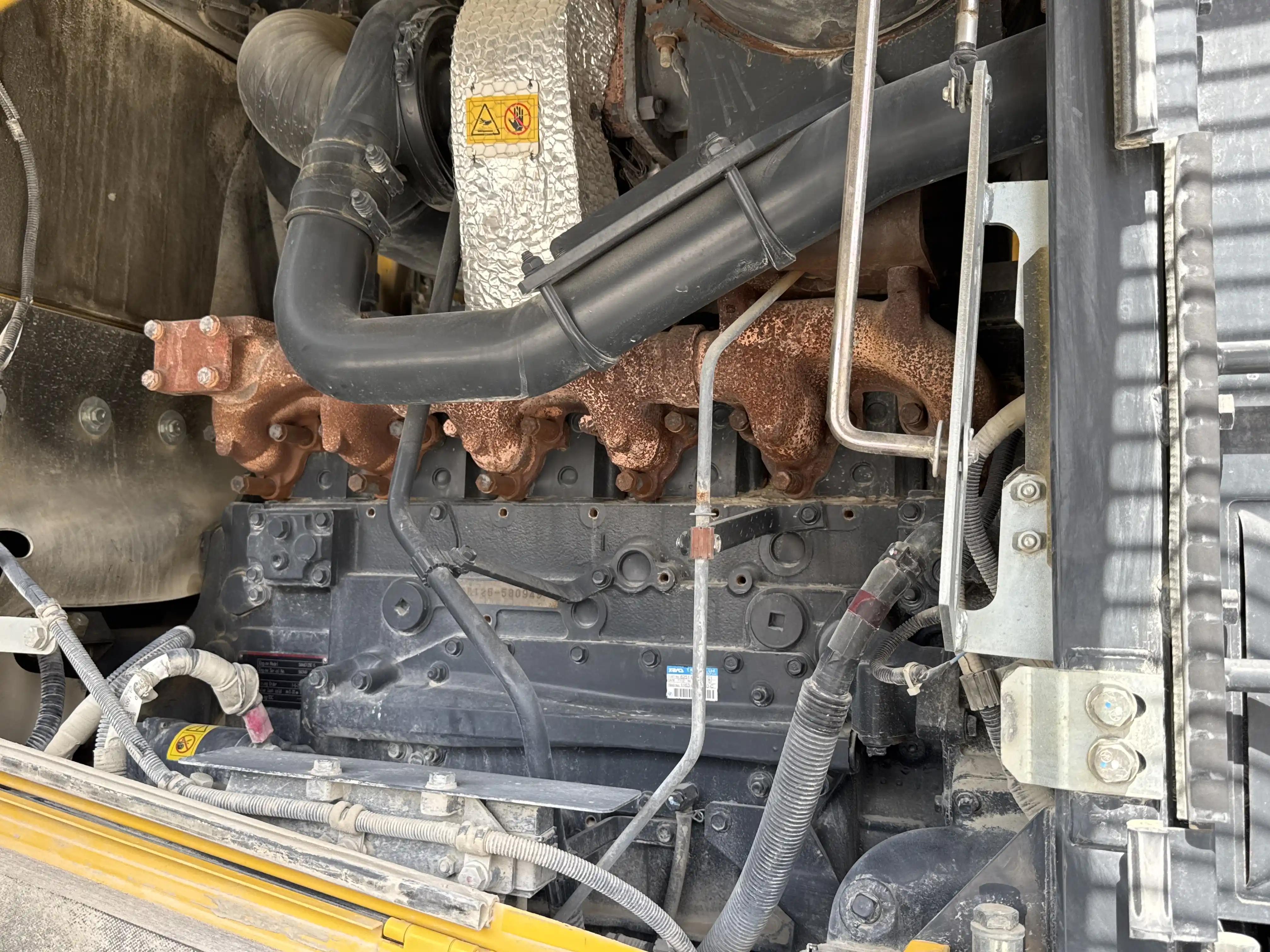 WHL-001-Komatsu-WA470-6R-wheel-loader-inspection-engine-engine-oil-leaks-2