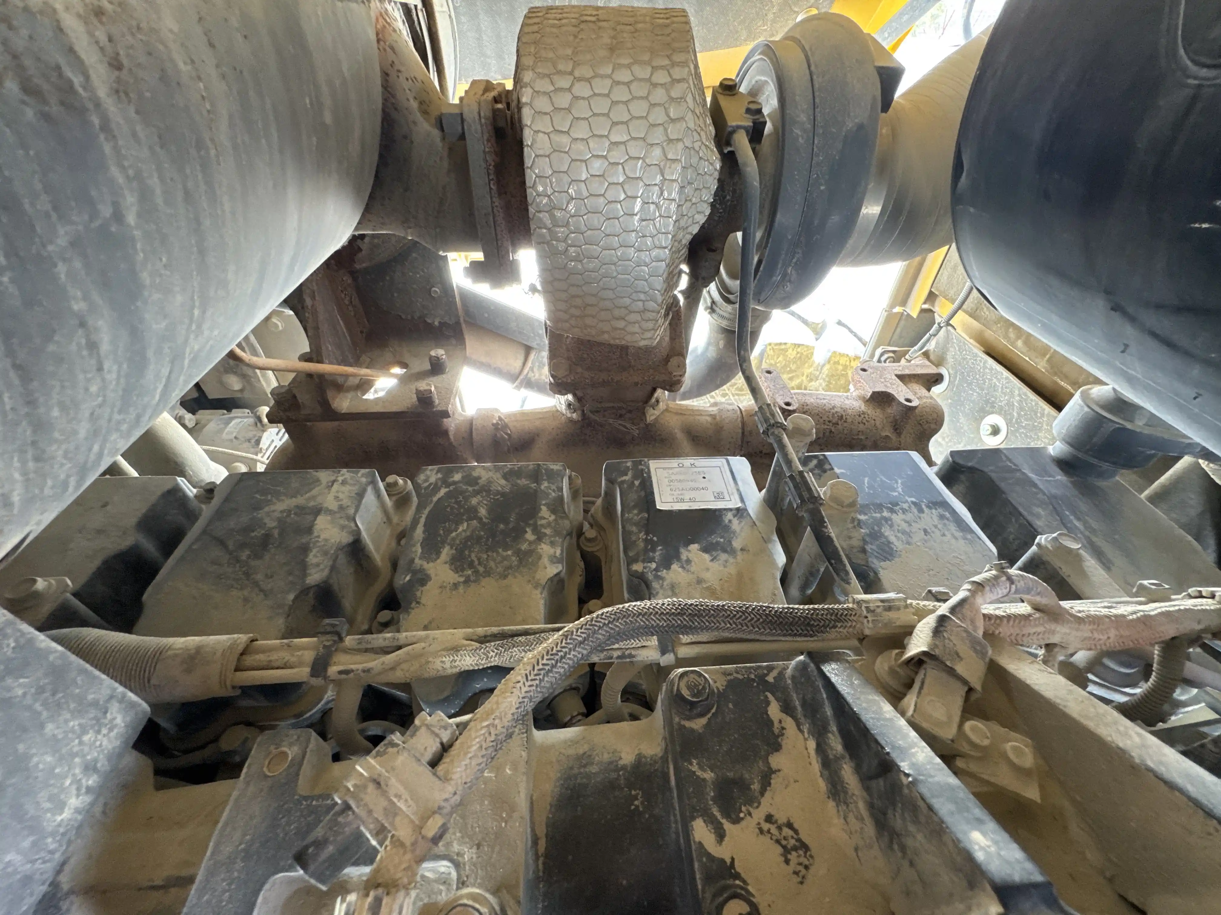 WHL-001-Komatsu-WA470-6R-wheel-loader-inspection-engine-engine-oil-leaks-3