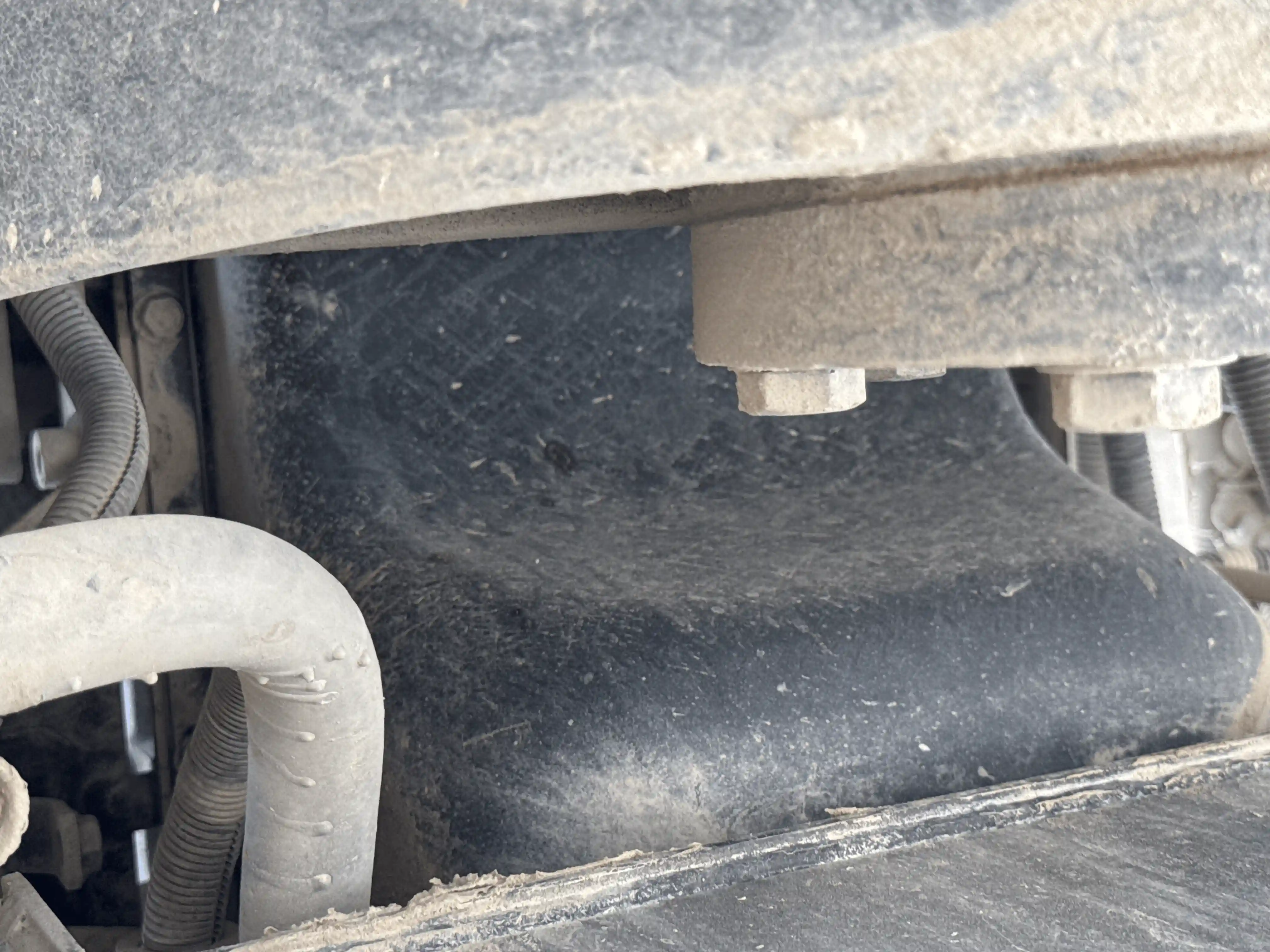 WHL-001-Komatsu-WA470-6R-wheel-loader-inspection-engine-engine-oil-leaks-4