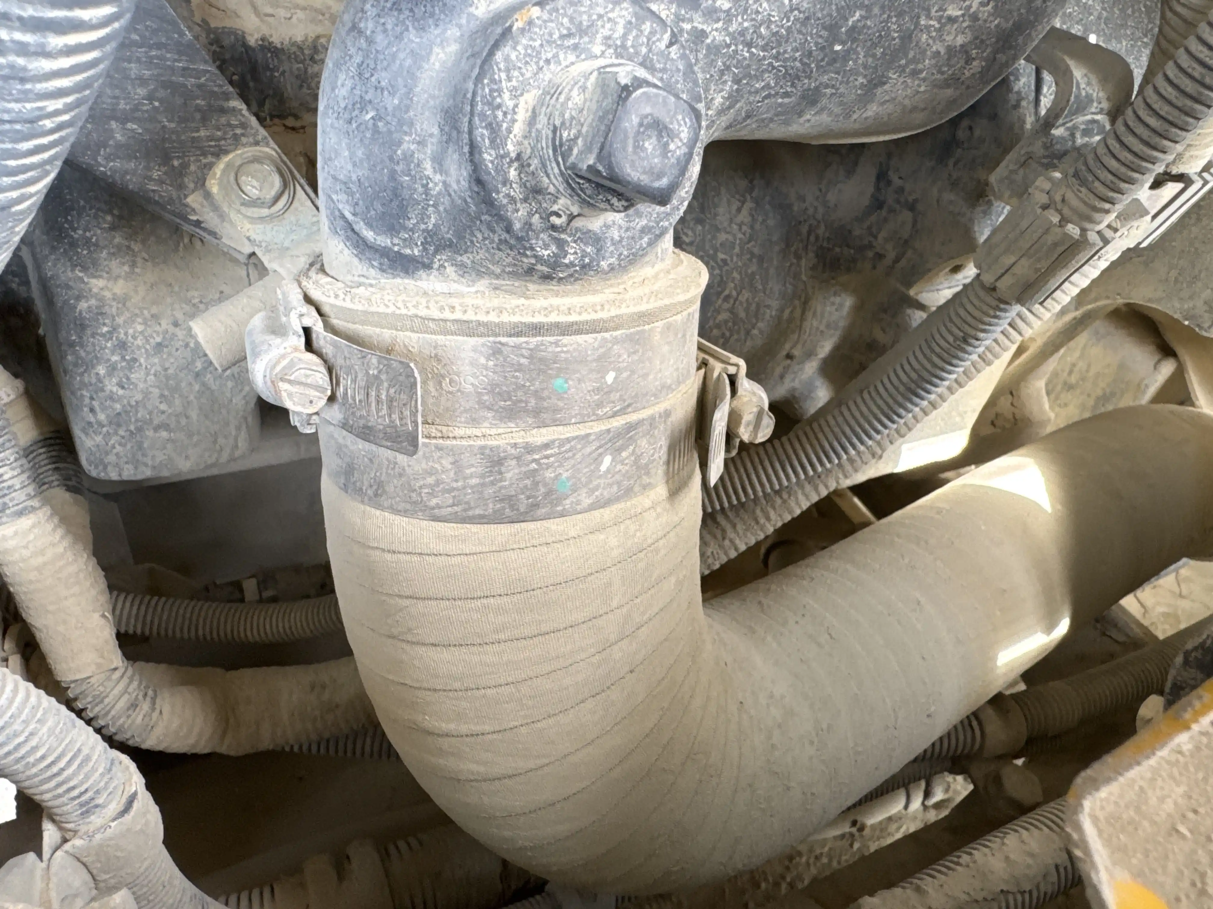 WHL-001-Komatsu-WA470-6R-wheel-loader-inspection-engine-hoses-2