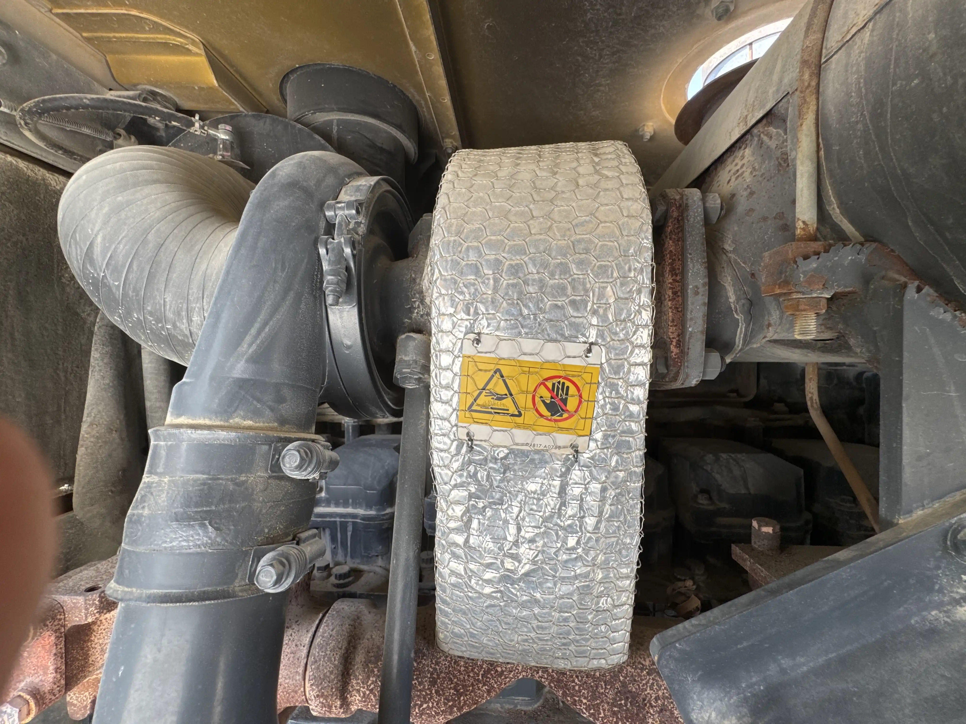 WHL-001-Komatsu-WA470-6R-wheel-loader-inspection-engine-turbo-1