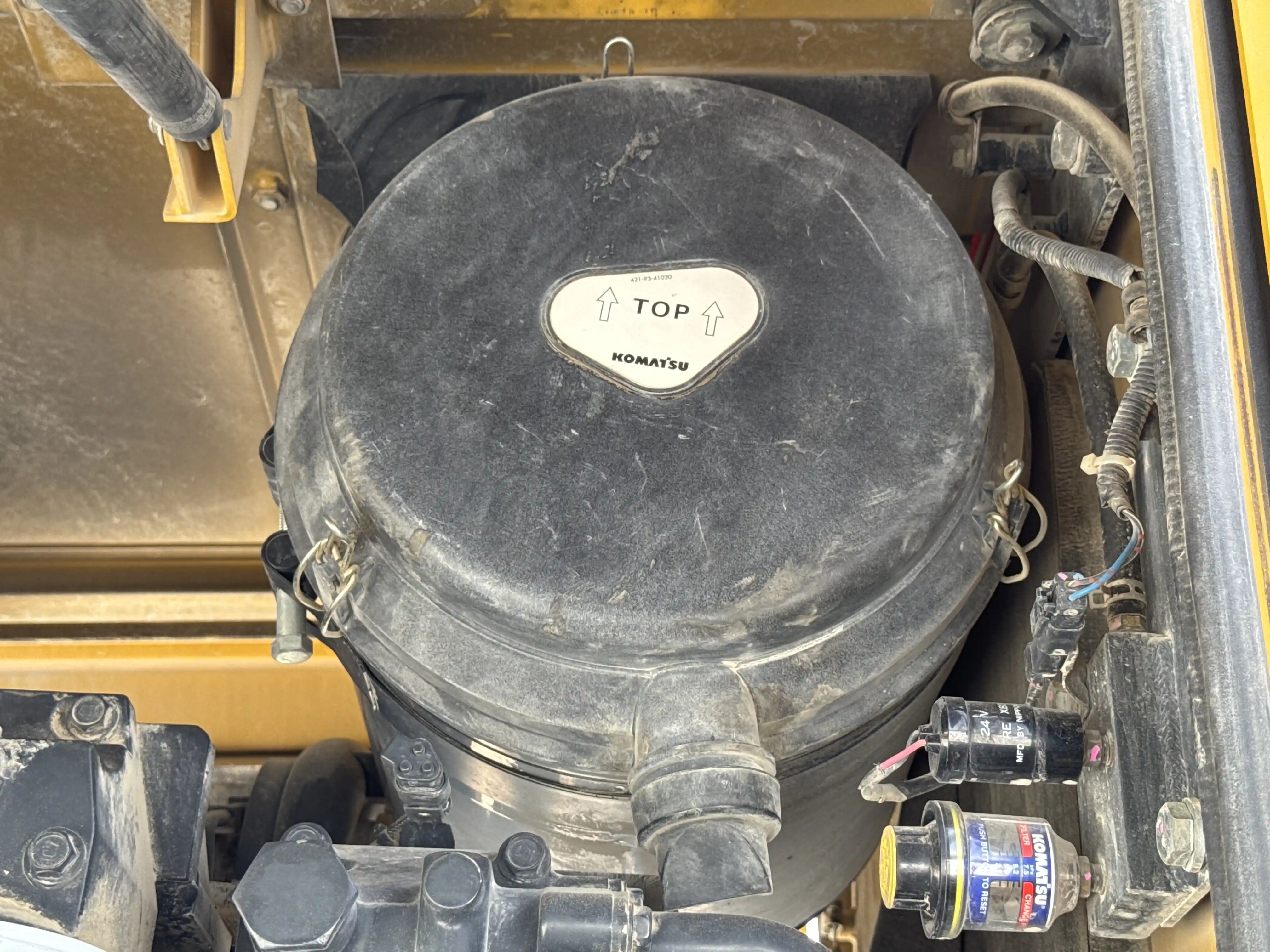 WHL-001-Komatsu-WA470-6R-wheel-loader-inspection-engine-air-intake-system-2