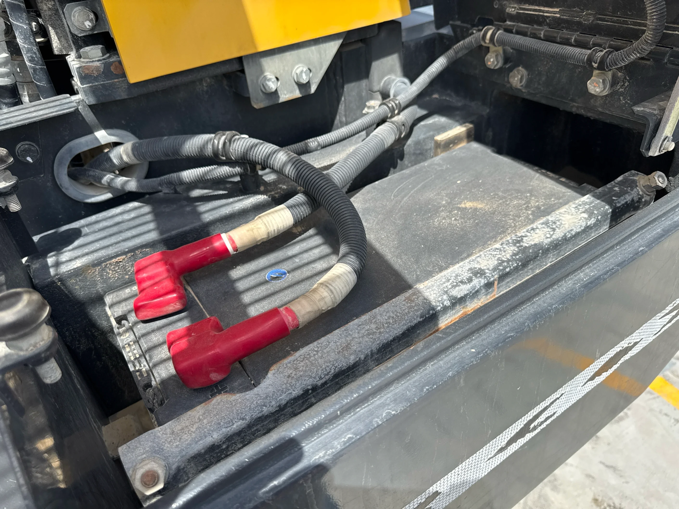 WHL-001-Komatsu-WA470-6R-wheel-loader-inspection-electronic-battery-2