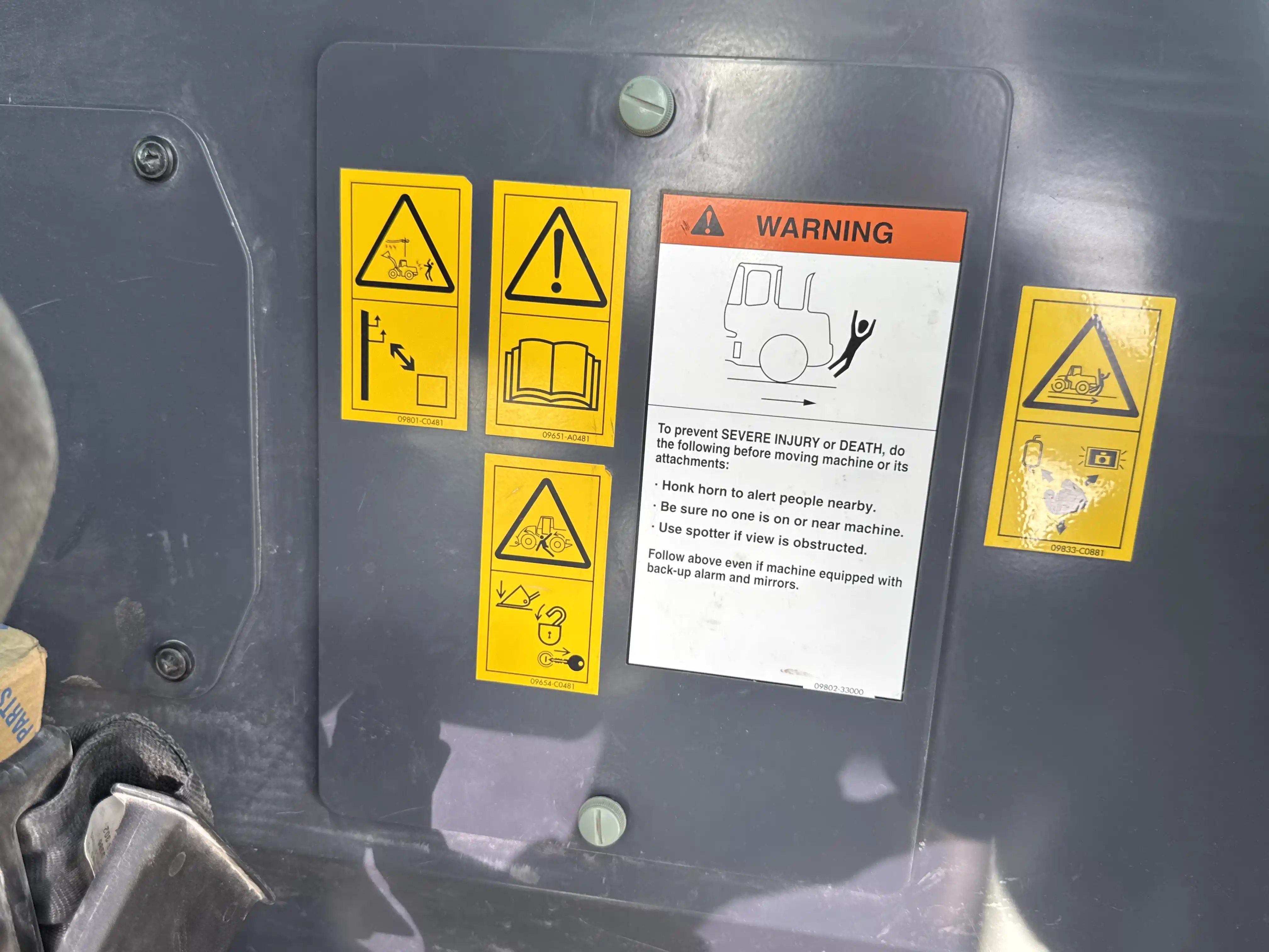 WHL-001-Komatsu-WA470-6R-wheel-loader-inspection-electronic-fuse-box-1