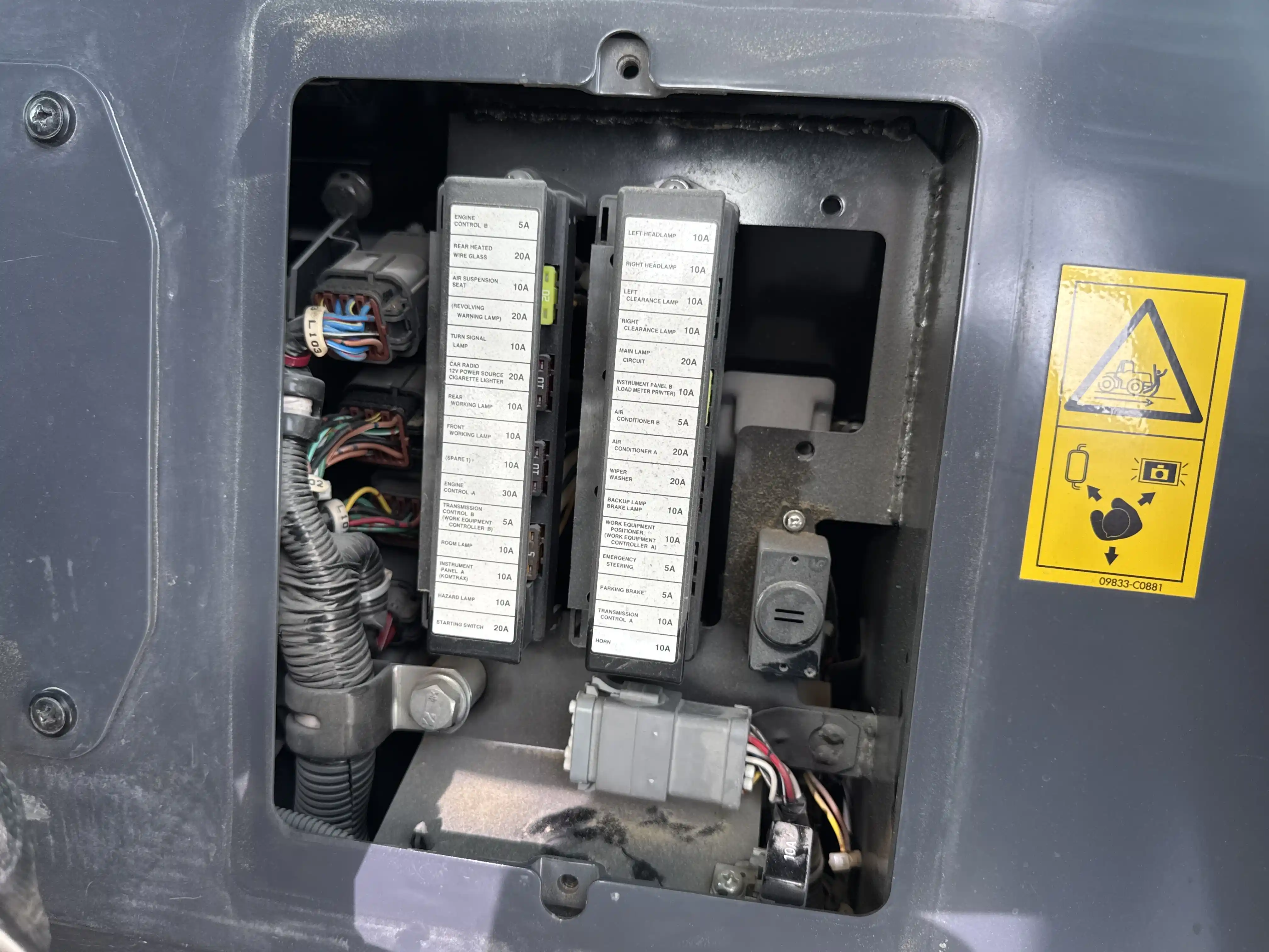 WHL-001-Komatsu-WA470-6R-wheel-loader-inspection-electronic-fuse-box-2