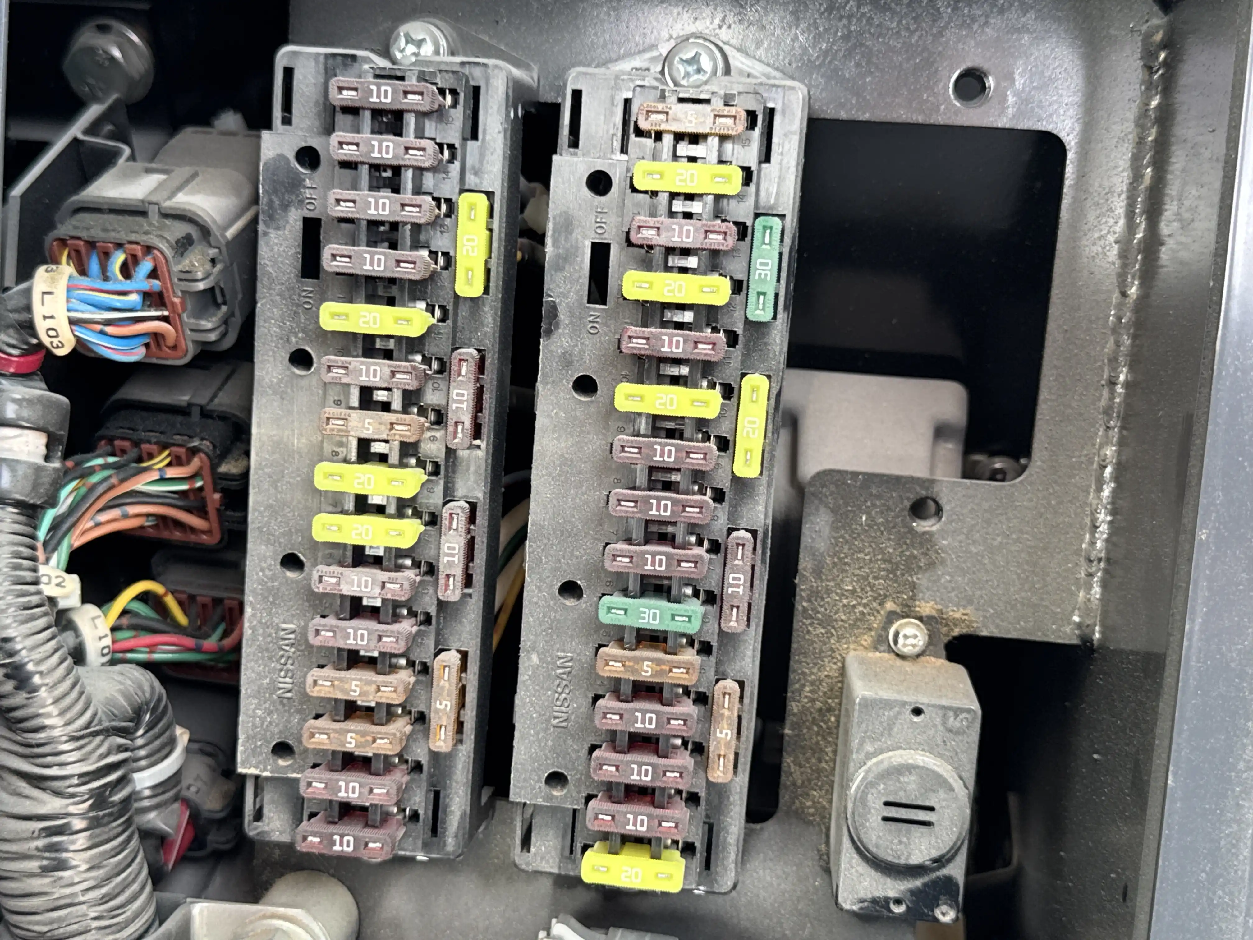 WHL-001-Komatsu-WA470-6R-wheel-loader-inspection-electronic-fuse-box-4