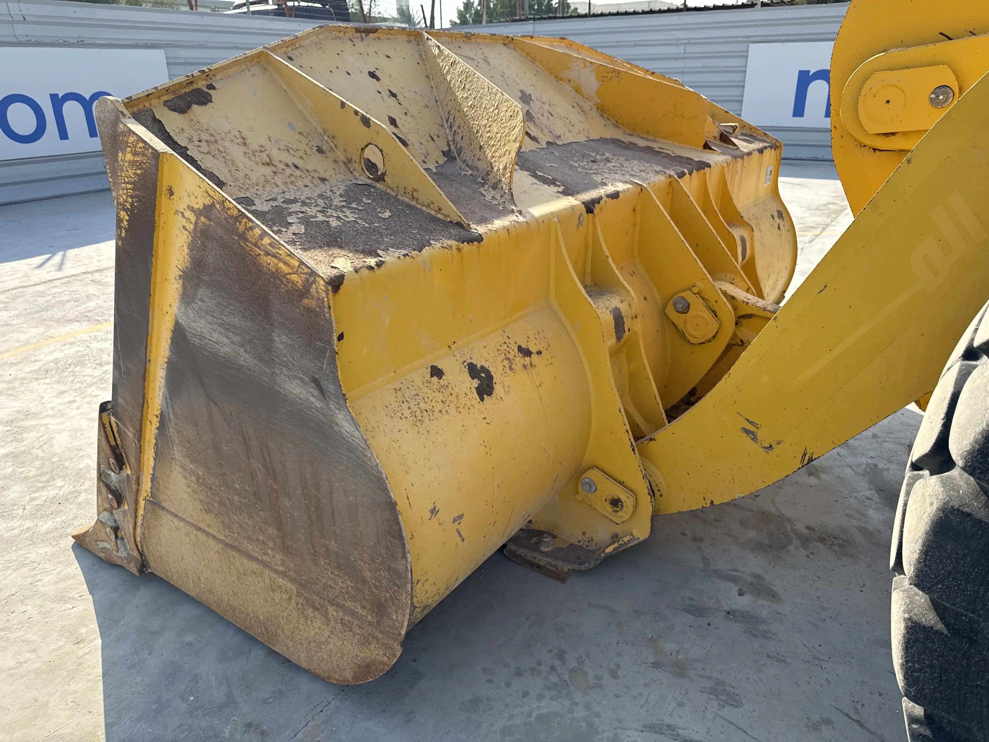 WHL-001-Komatsu-WA470-6R-wheel-loader-inspection-attachments-loader-bucket-condition-3