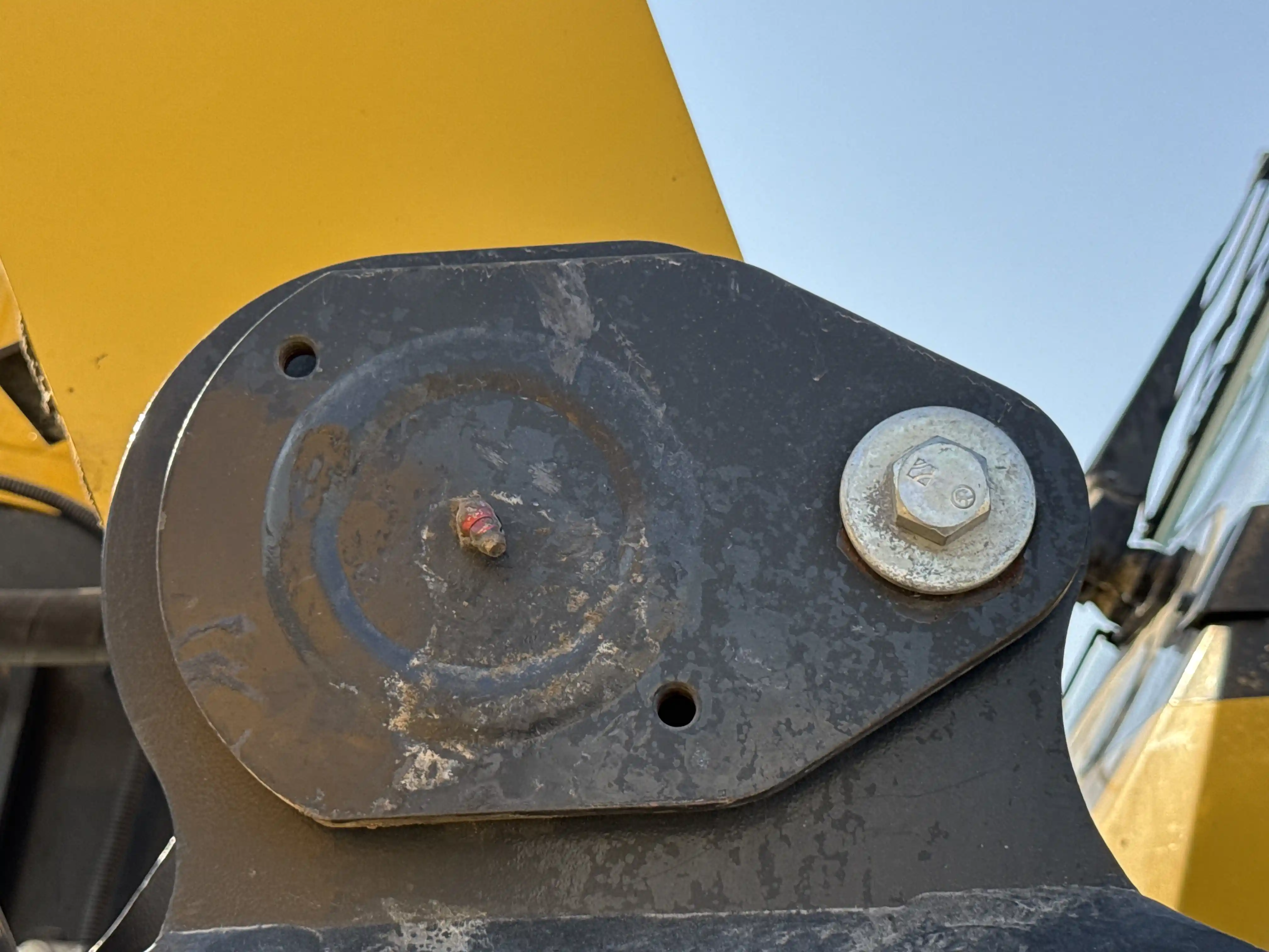 WHL-001-Komatsu-WA470-6R-wheel-loader-inspection-chassis-lift-arm-base-pin-and-bushings-1