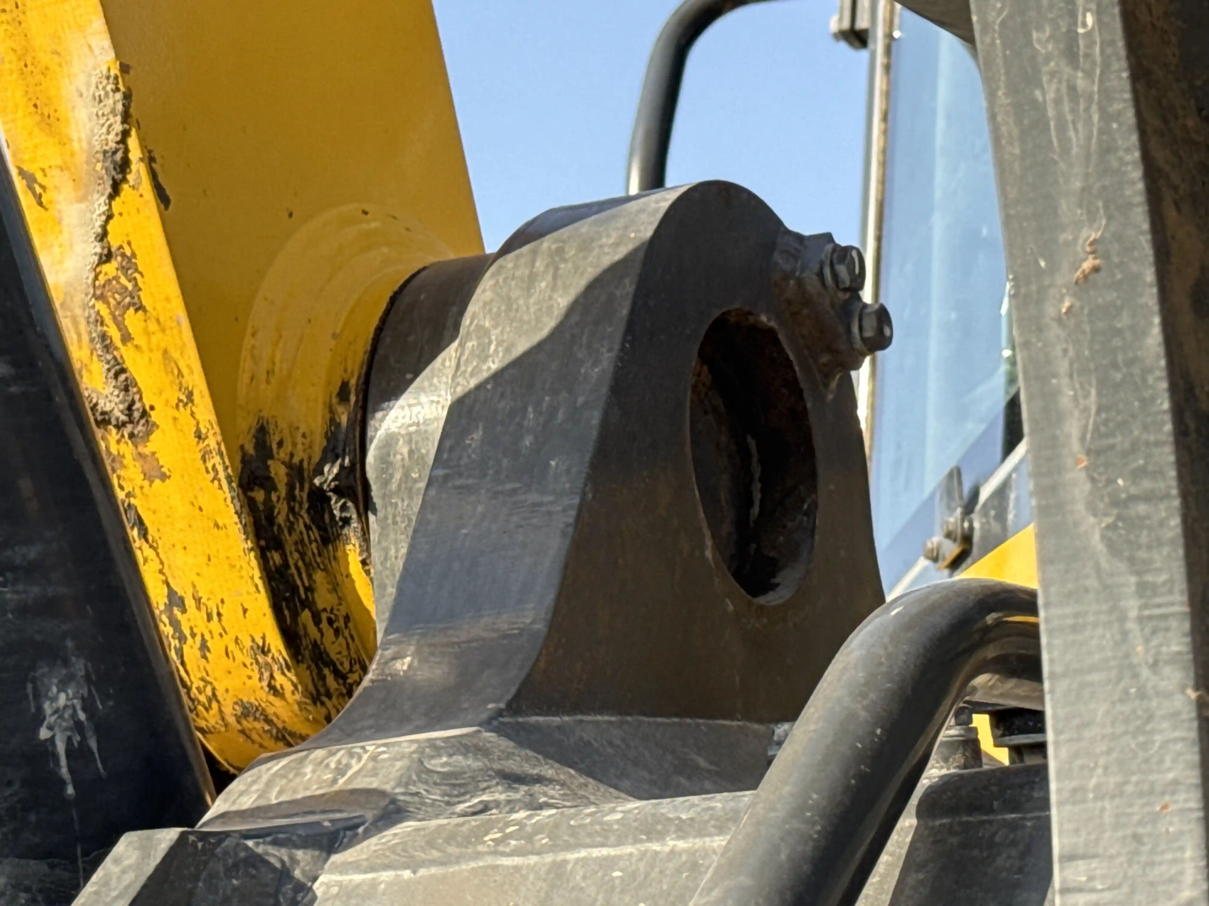 WHL-001-Komatsu-WA470-6R-wheel-loader-inspection-chassis-lift-arm-base-pin-and-bushings-3