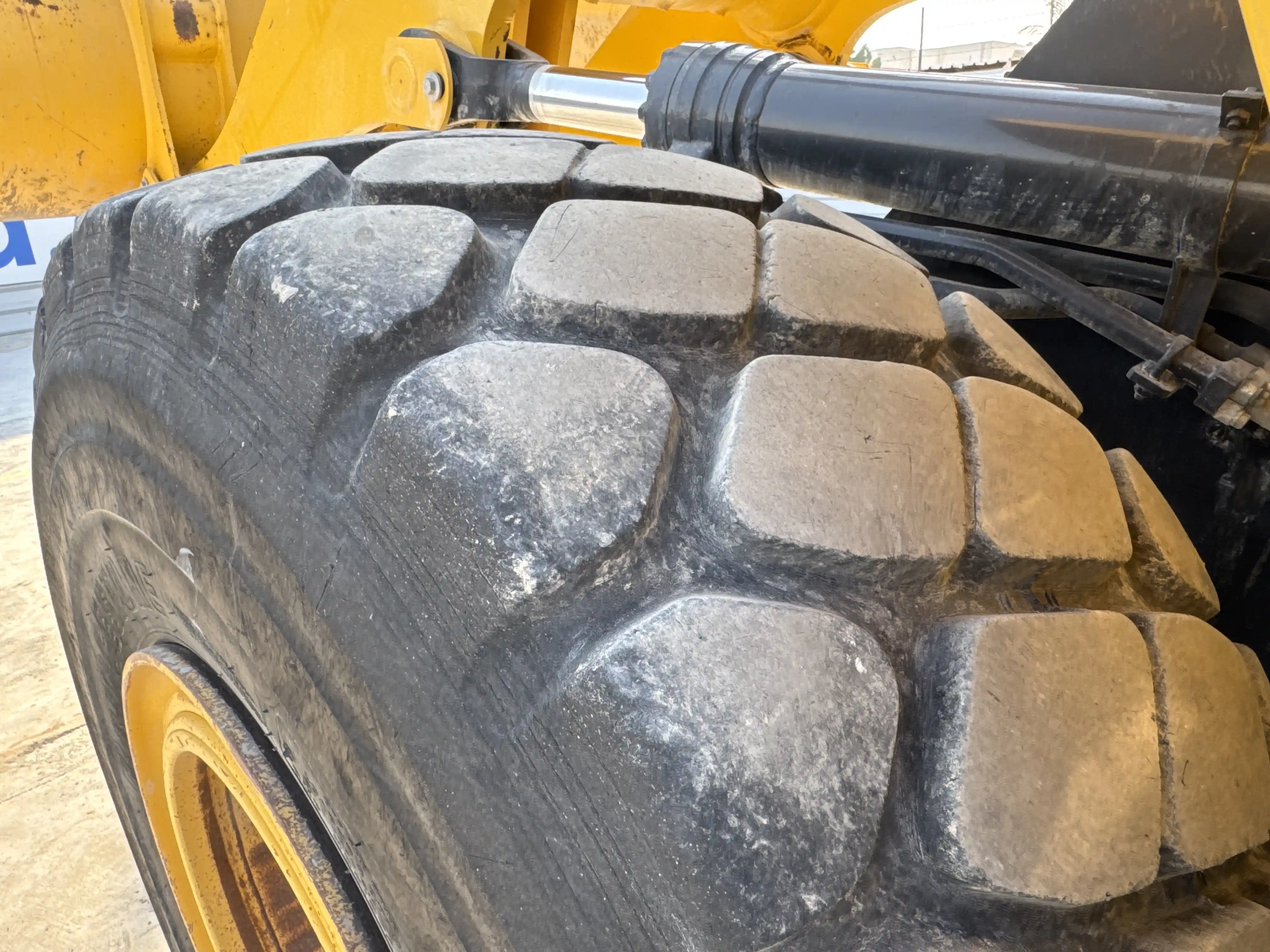 WHL-001-Komatsu-WA470-6R-wheel-loader-inspection-chassis-left-front-tire-wheel-hub-condition-2