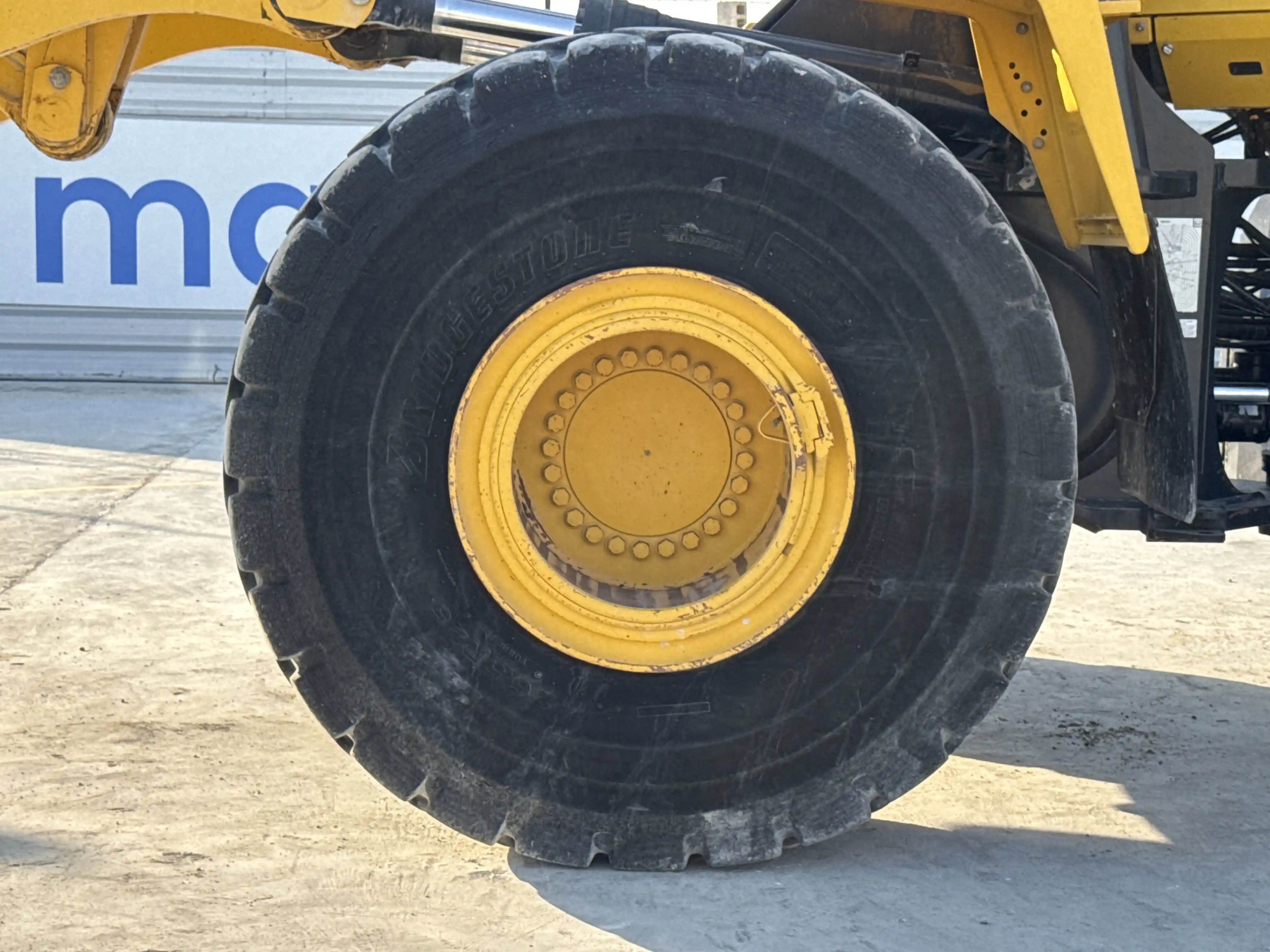 WHL-001-Komatsu-WA470-6R-wheel-loader-inspection-chassis-left-front-tire-wheel-hub-condition-3