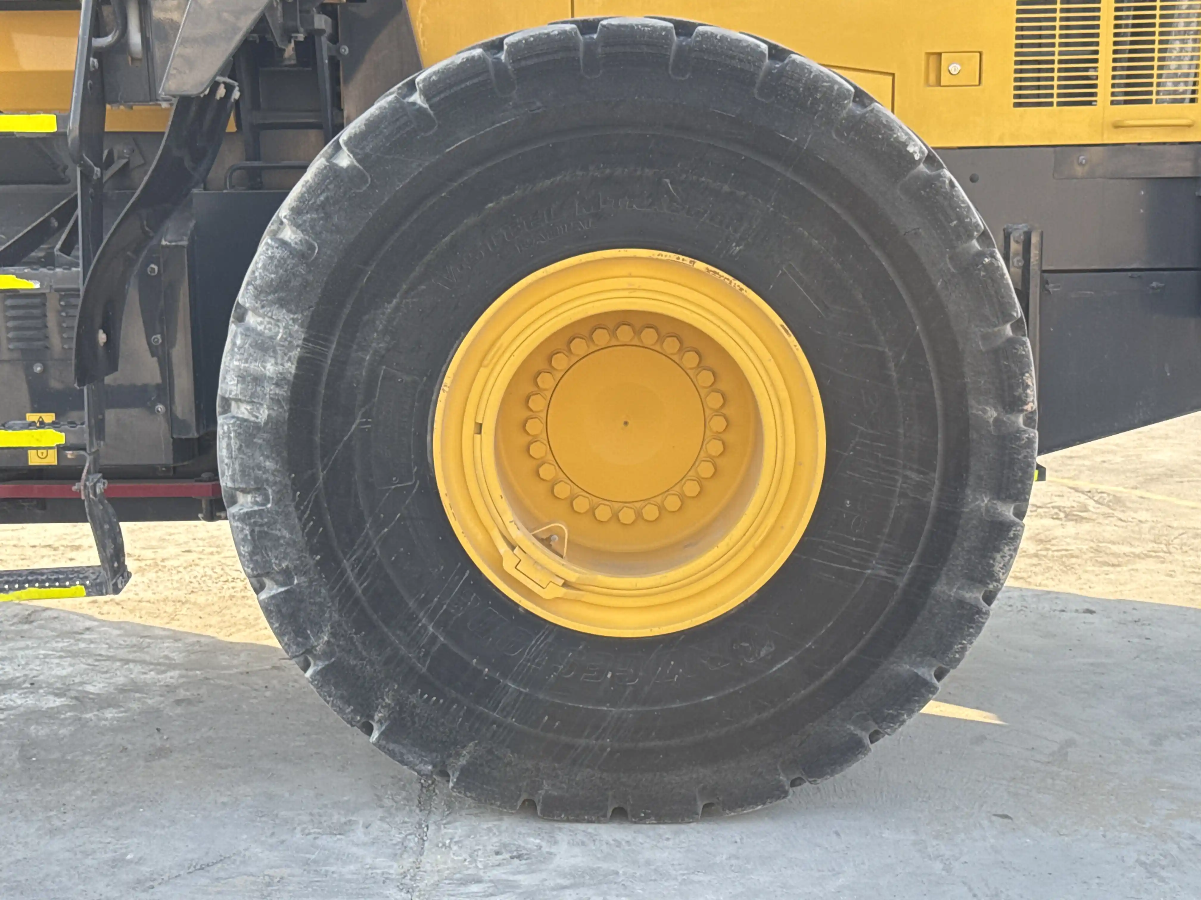 WHL-001-Komatsu-WA470-6R-wheel-loader-inspection-chassis-left-rear-tire-wheel-hub-condition-1