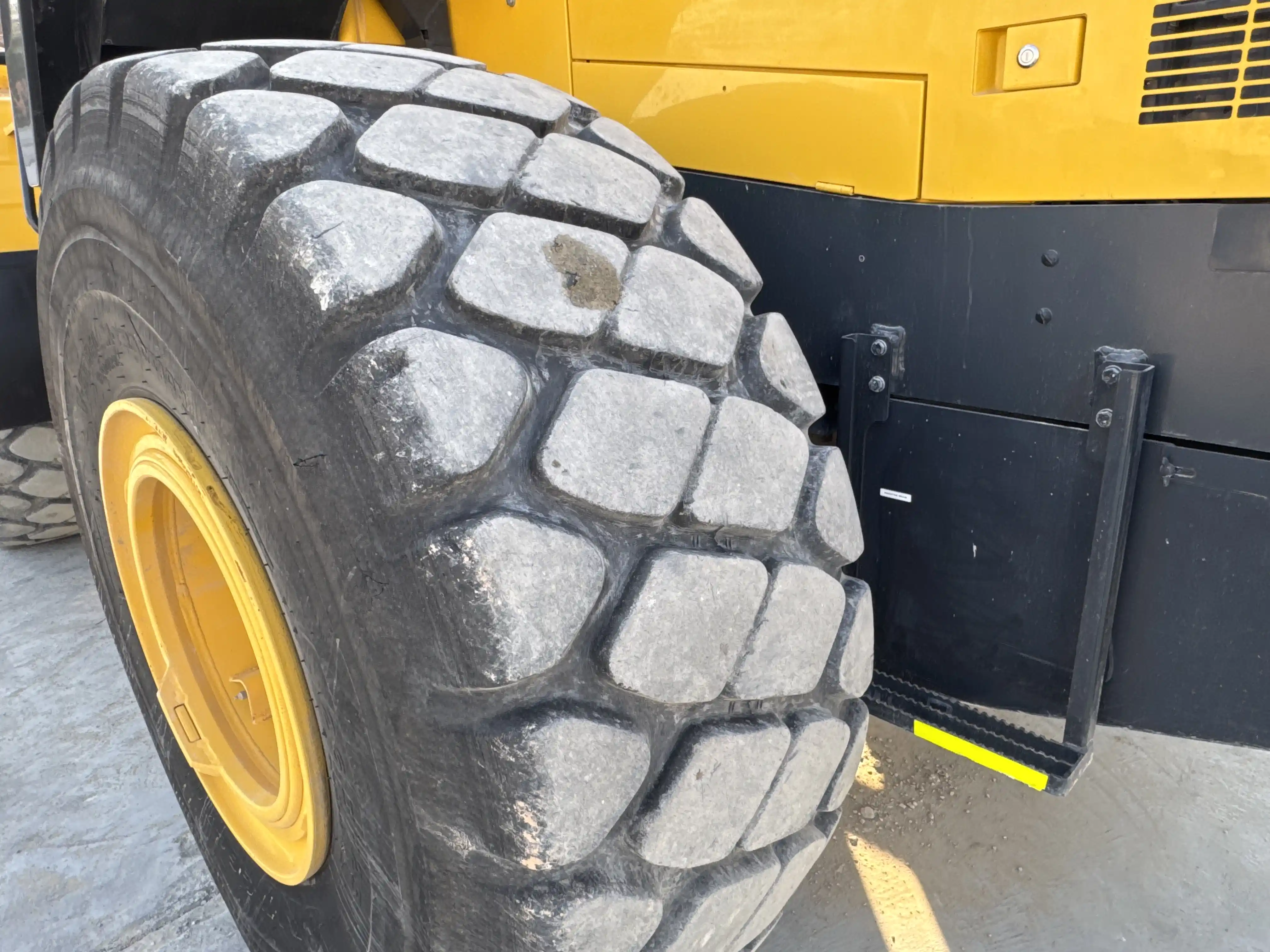 WHL-001-Komatsu-WA470-6R-wheel-loader-inspection-chassis-left-rear-tire-wheel-hub-condition-2