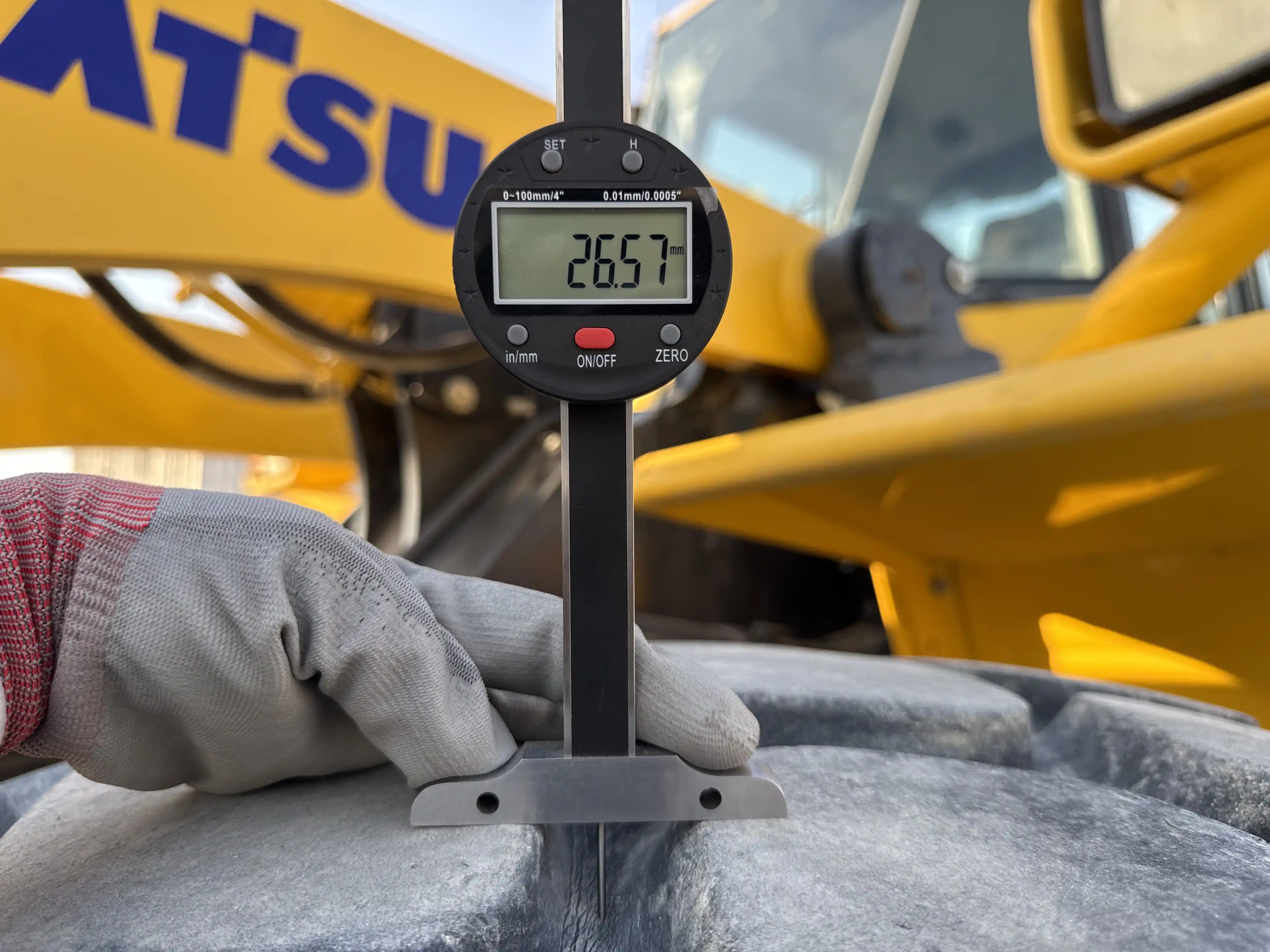 WHL-001-Komatsu-WA470-6R-wheel-loader-inspection-chassis-left-front-tire-tread-depth