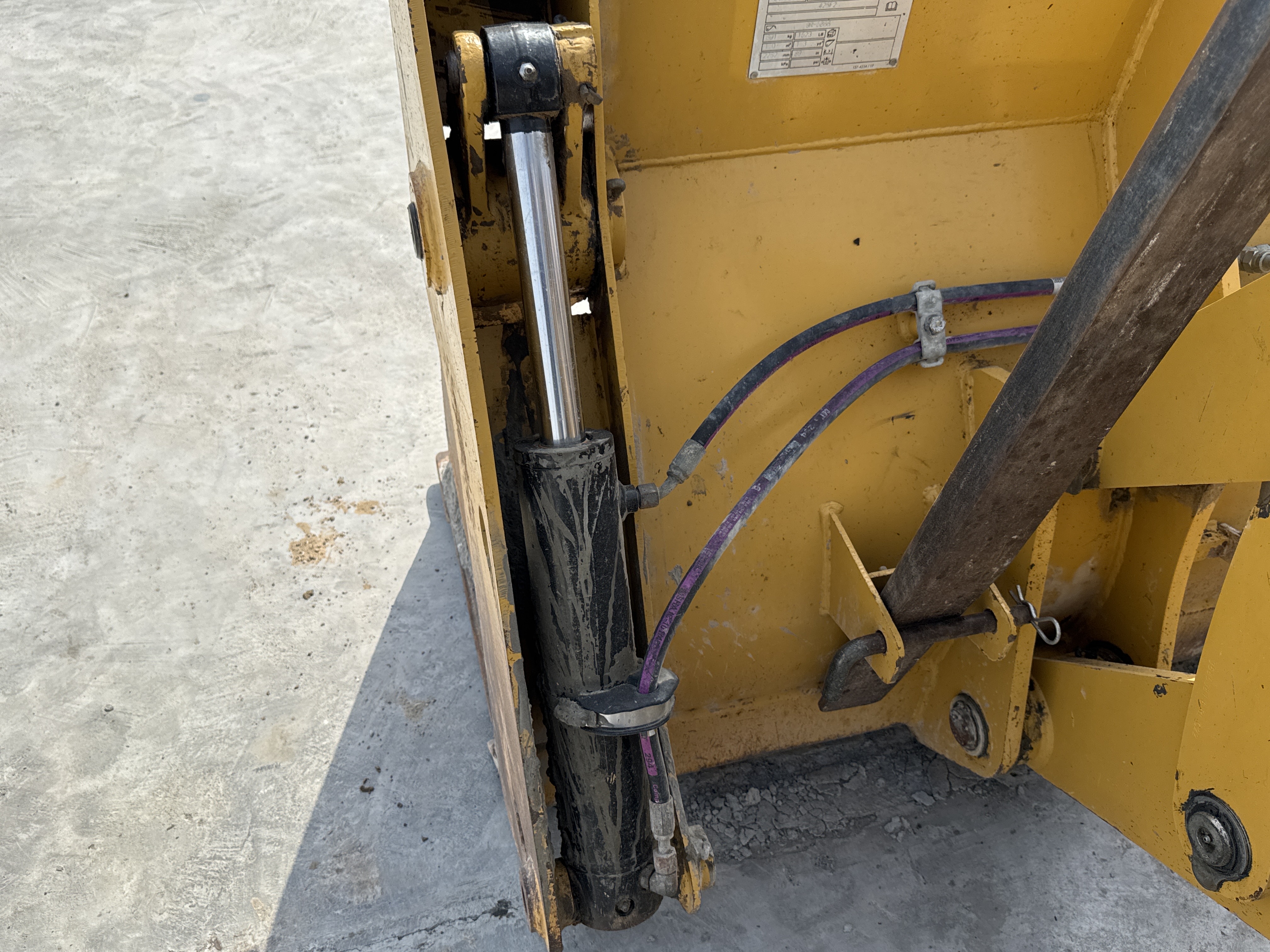 BHL-001-Cat-426F2-backhoe-loader-inspection-hydraulics-4-in-1-bucket-cylinders-1
