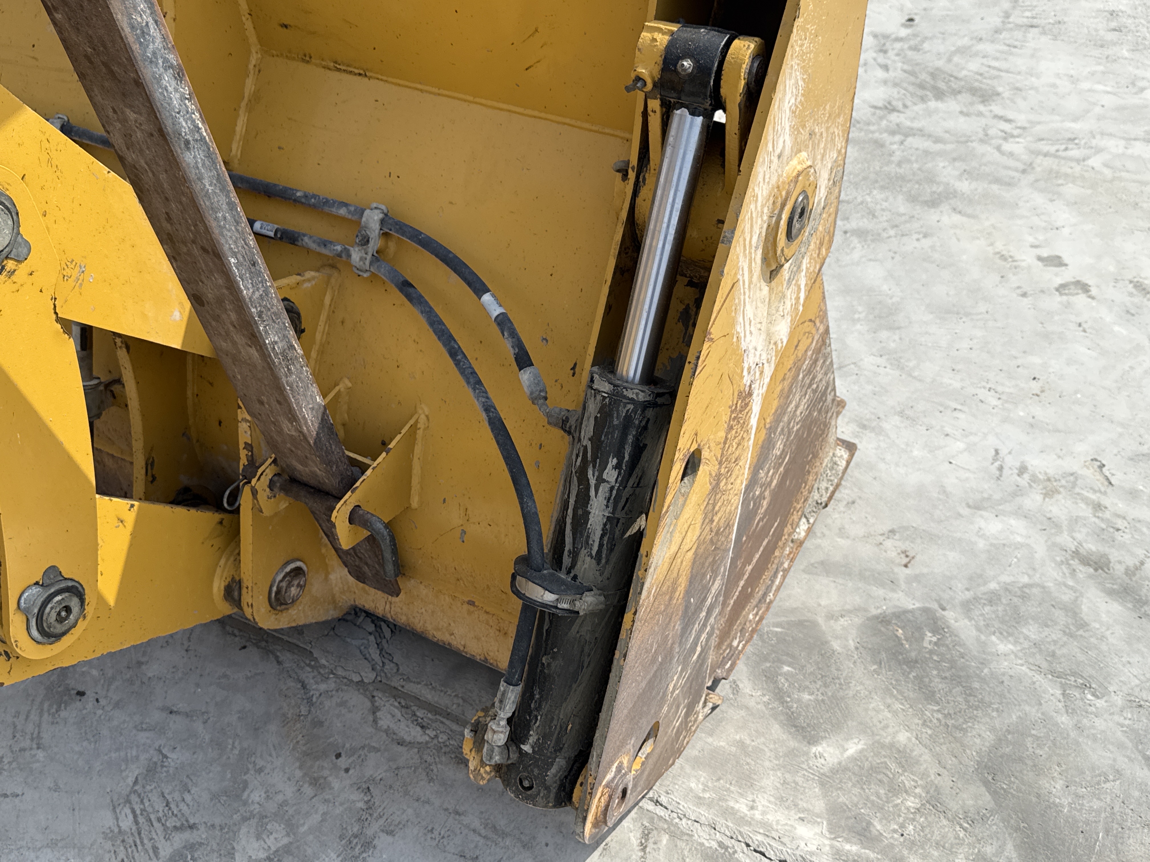 BHL-001-Cat-426F2-backhoe-loader-inspection-hydraulics-4-in-1-bucket-cylinders-2