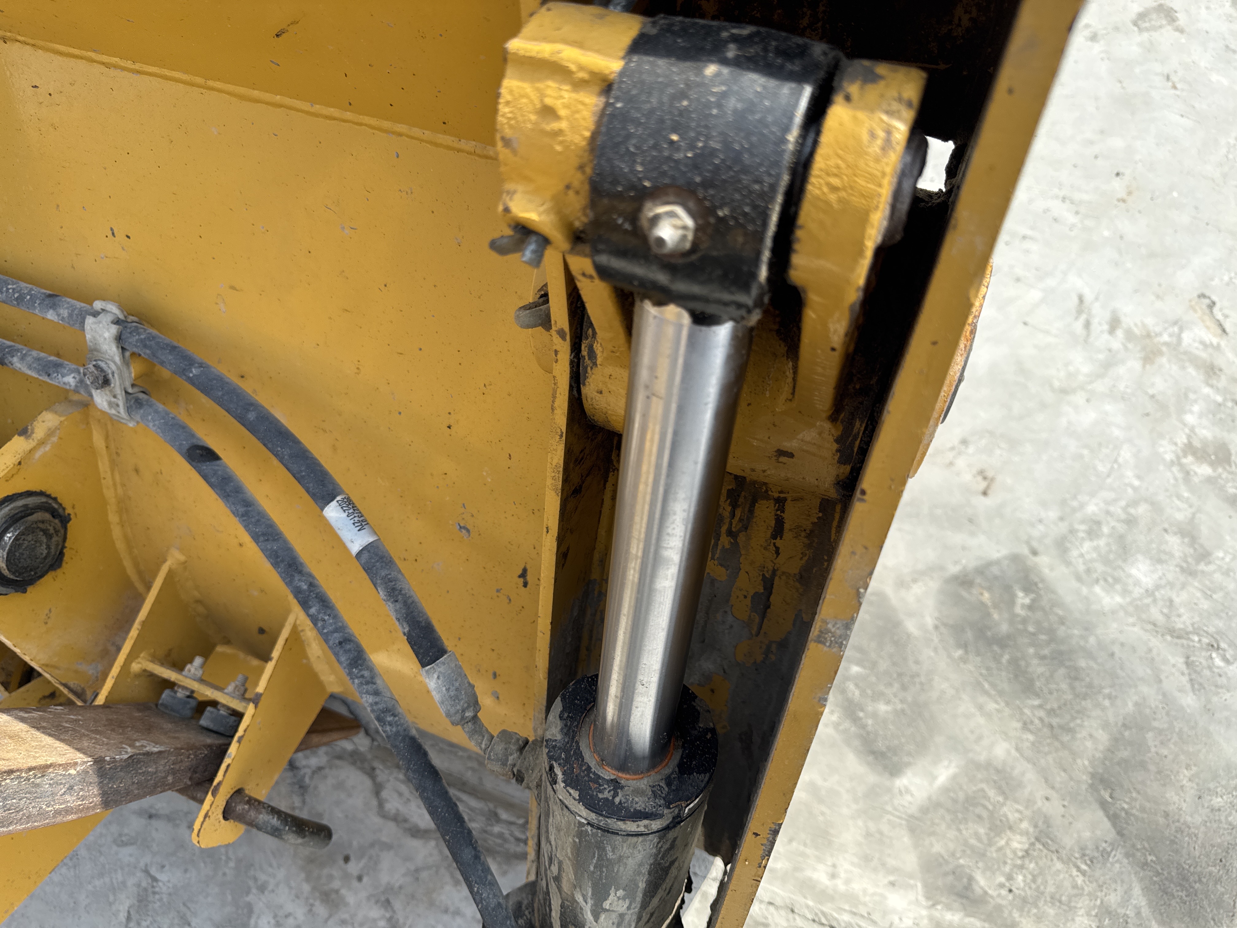 BHL-001-Cat-426F2-backhoe-loader-inspection-hydraulics-4-in-1-bucket-cylinders-3