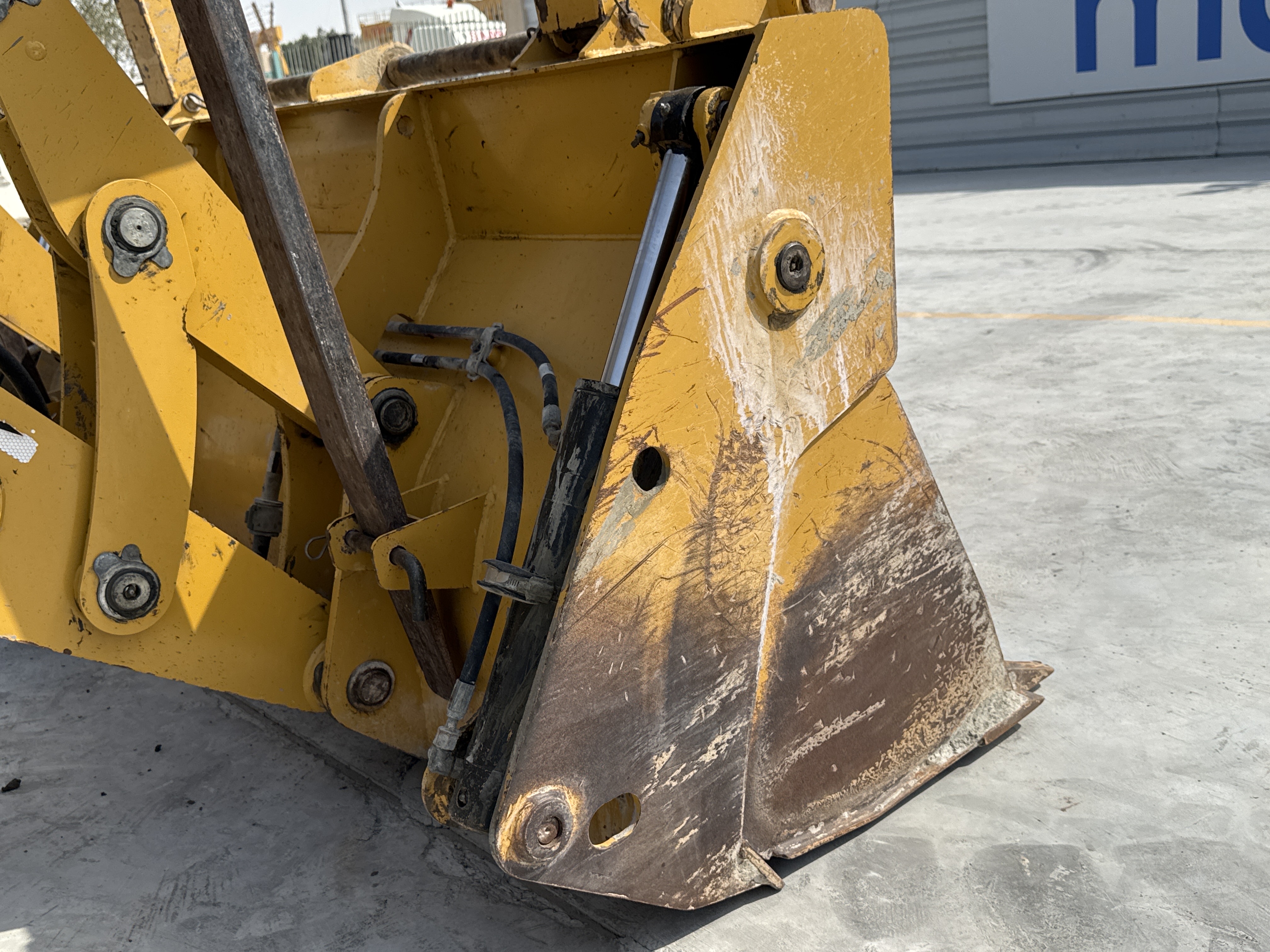 BHL-001-Cat-426F2-backhoe-loader-inspection-hydraulics-4-in-1-bucket-cylinders-4