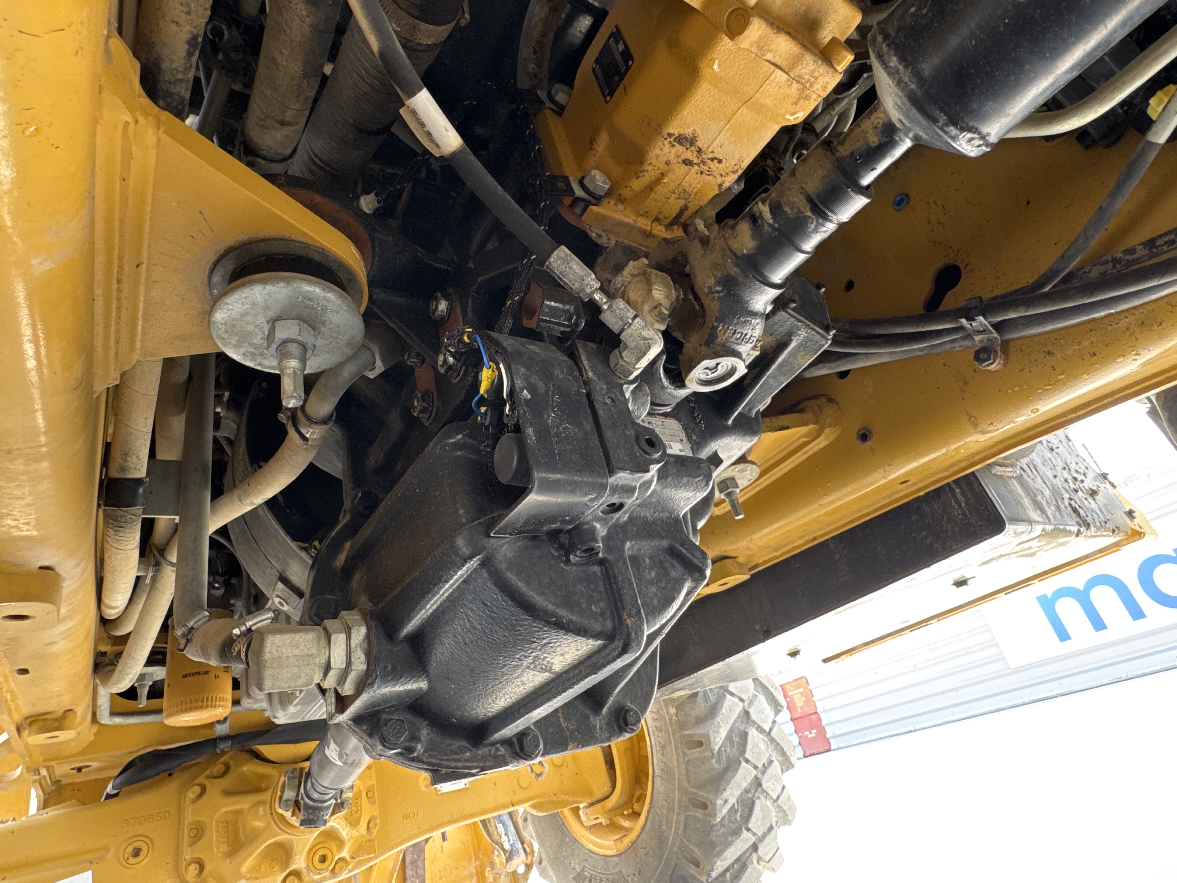 BHL-001-Cat-426F2-backhoe-loader-inspection-drive-system-transmission-case-2
