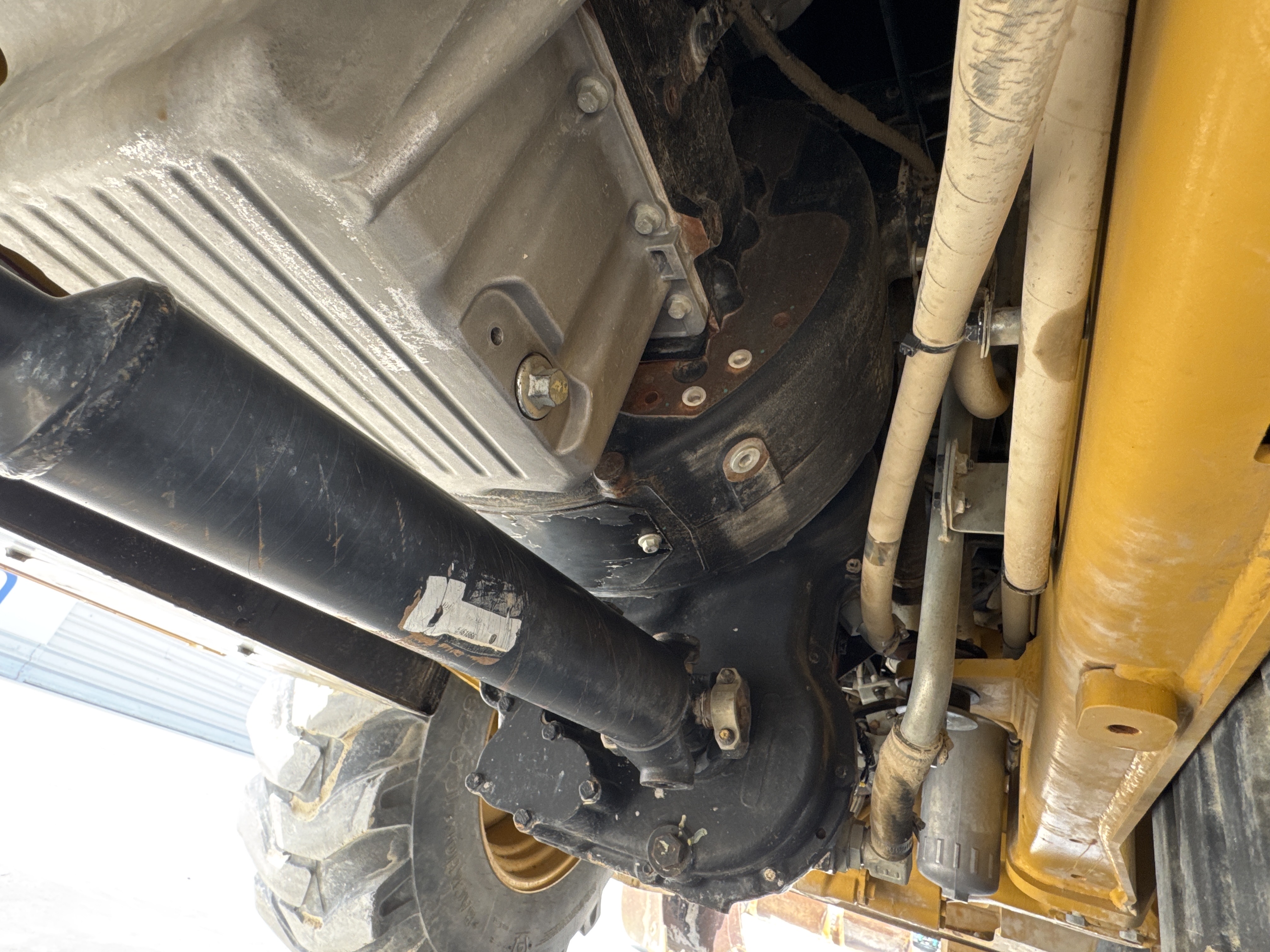 BHL-001-Cat-426F2-backhoe-loader-inspection-drive-system-transmission-case-3