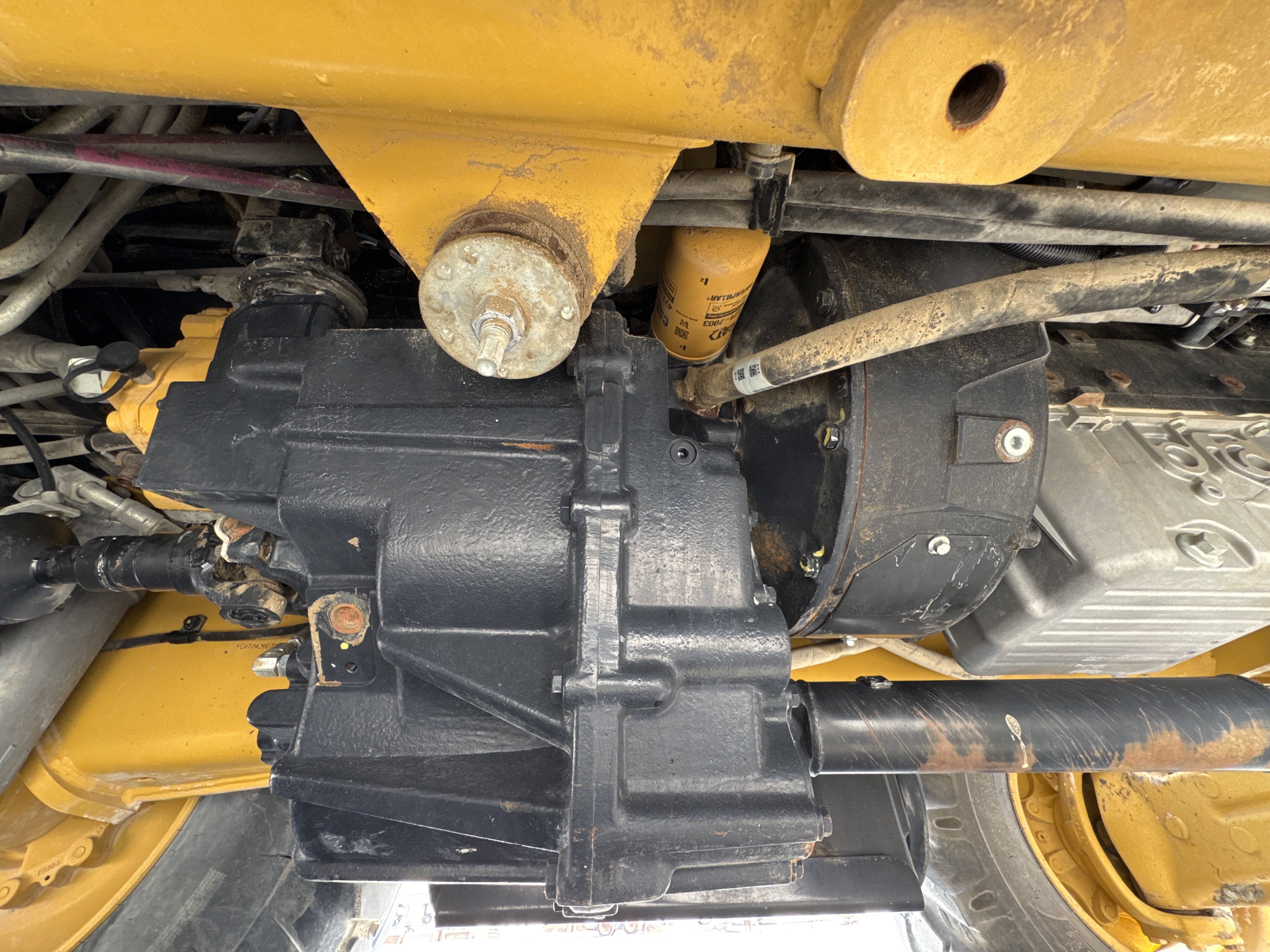 BHL-001-Cat-426F2-backhoe-loader-inspection-drive-system-transmission-case-4