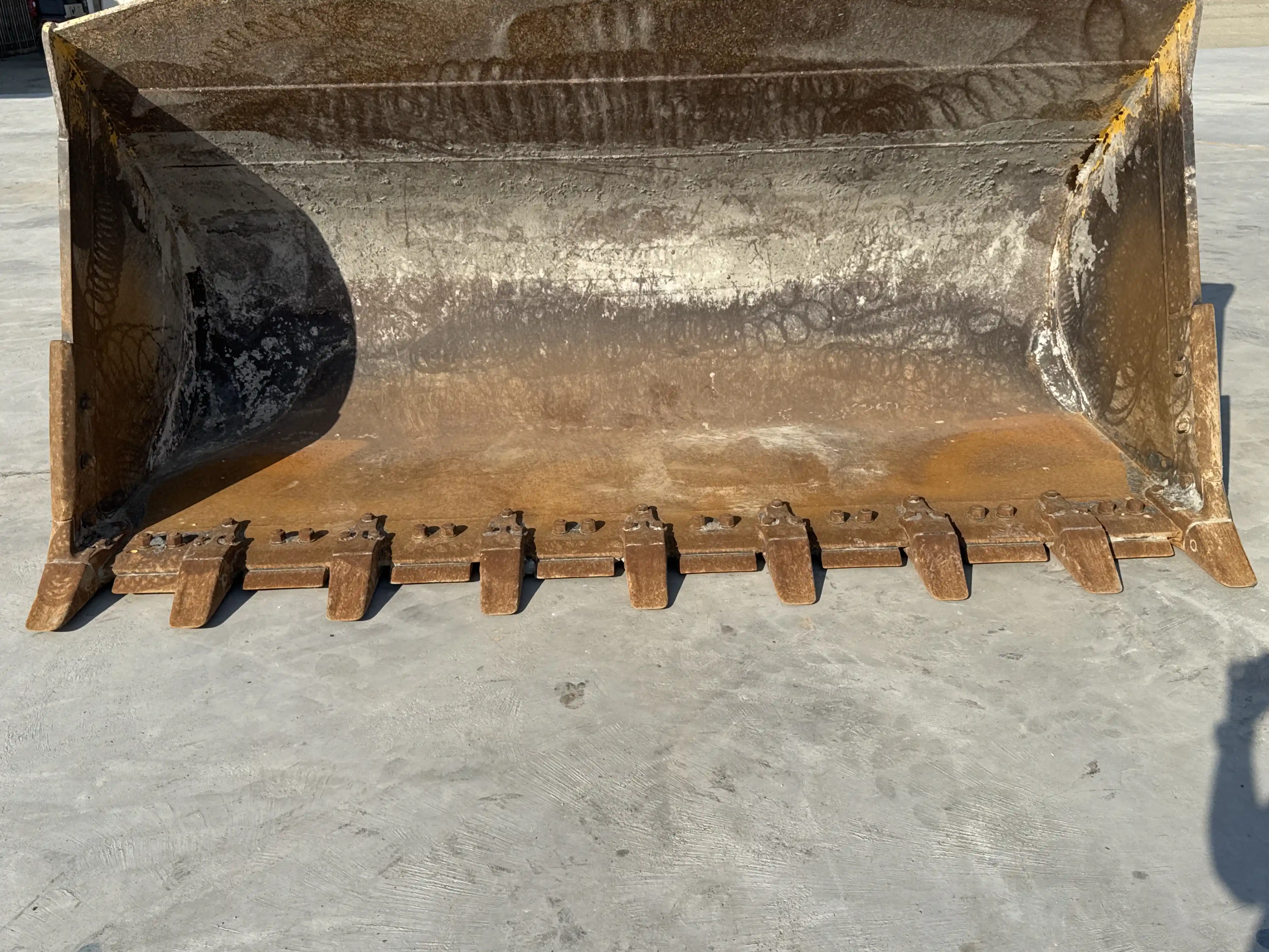 WHL-001-Komatsu-WA470-6R-wheel-loader-inspection-attachments-loader-bucket-cutting-edge-teeth-2
