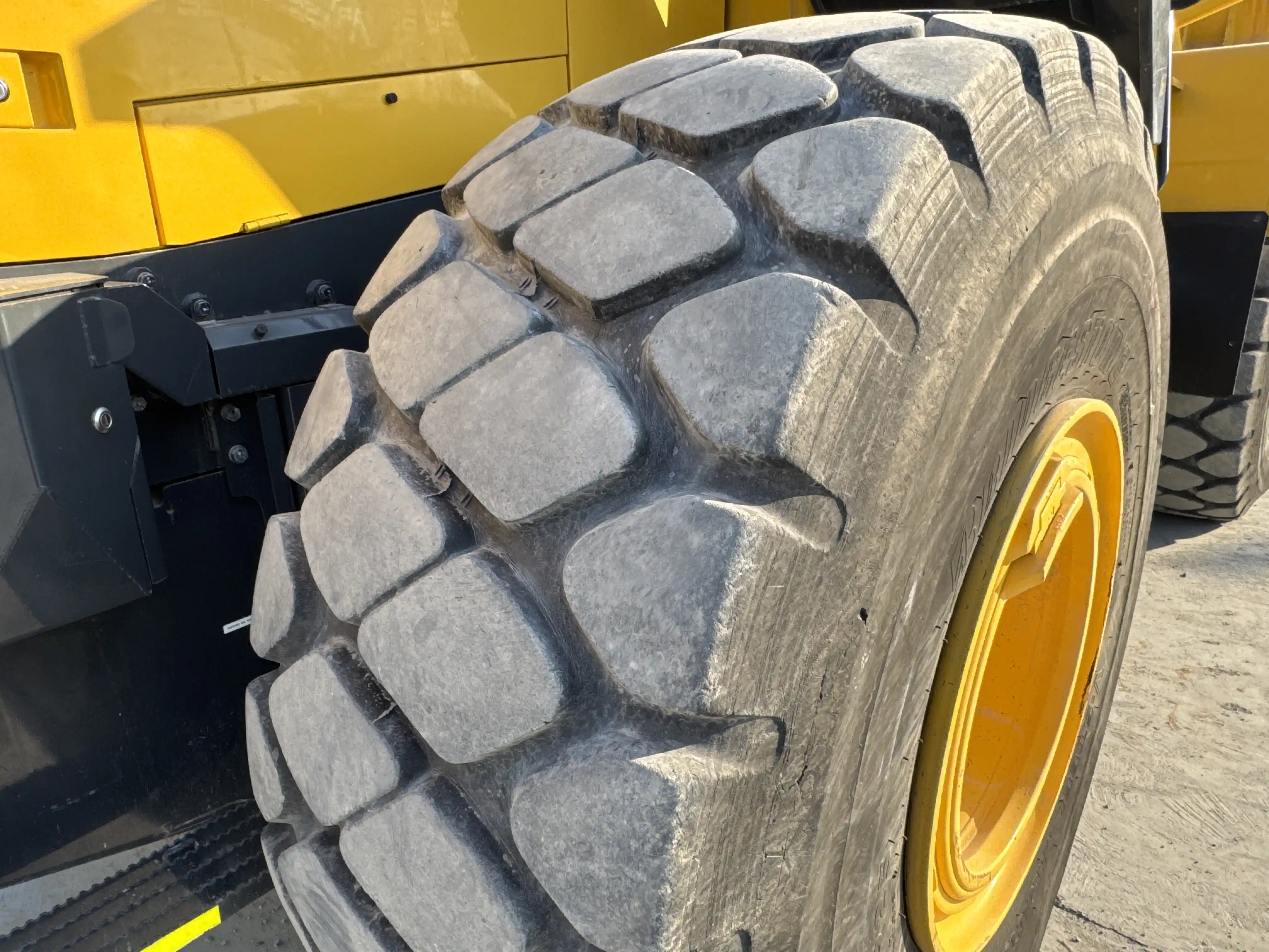 WHL-001-Komatsu-WA470-6R-wheel-loader-inspection-chassis-right-front-tire-wheel-hub-condition-1