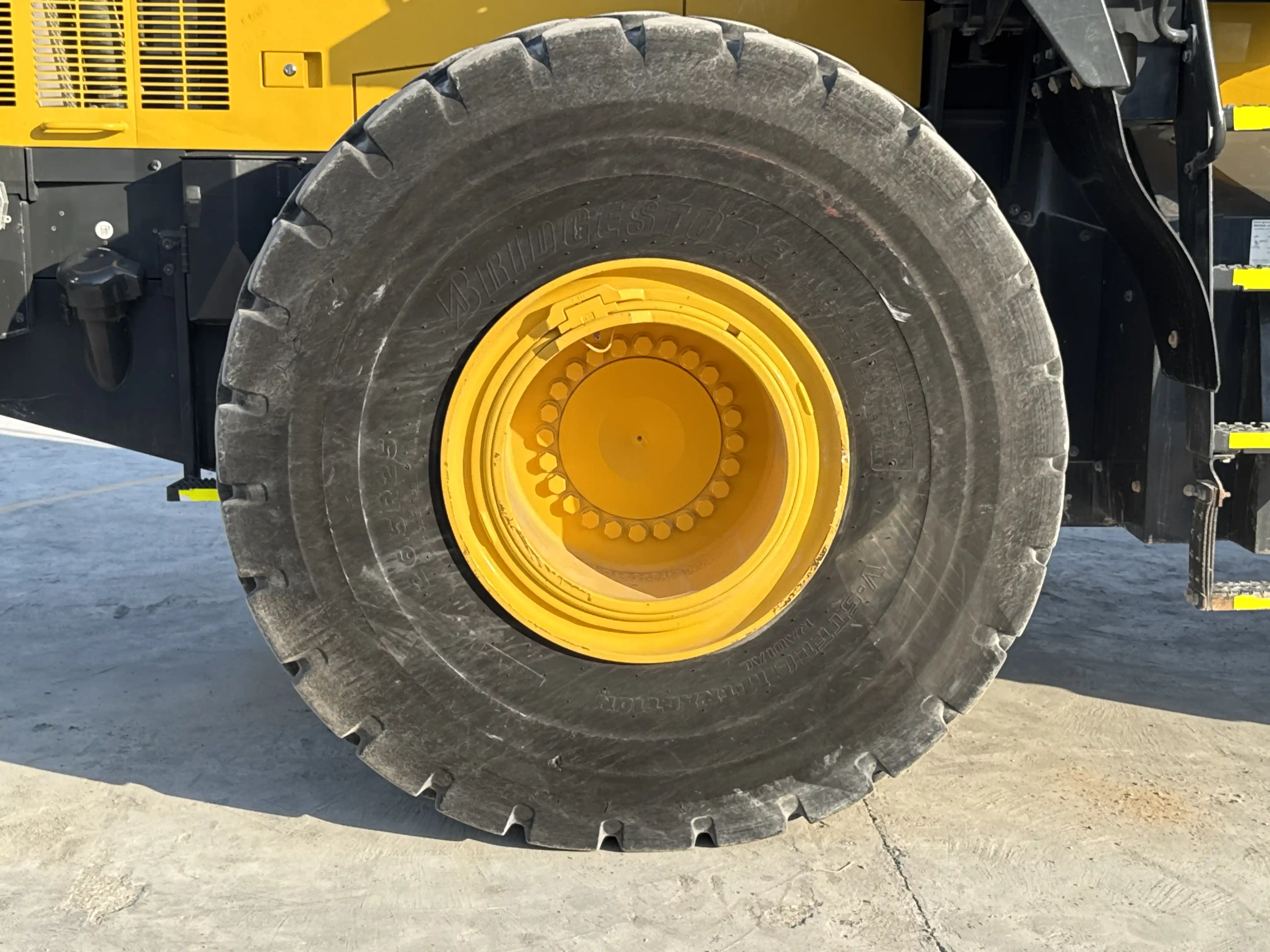 WHL-001-Komatsu-WA470-6R-wheel-loader-inspection-chassis-right-front-tire-wheel-hub-condition-3