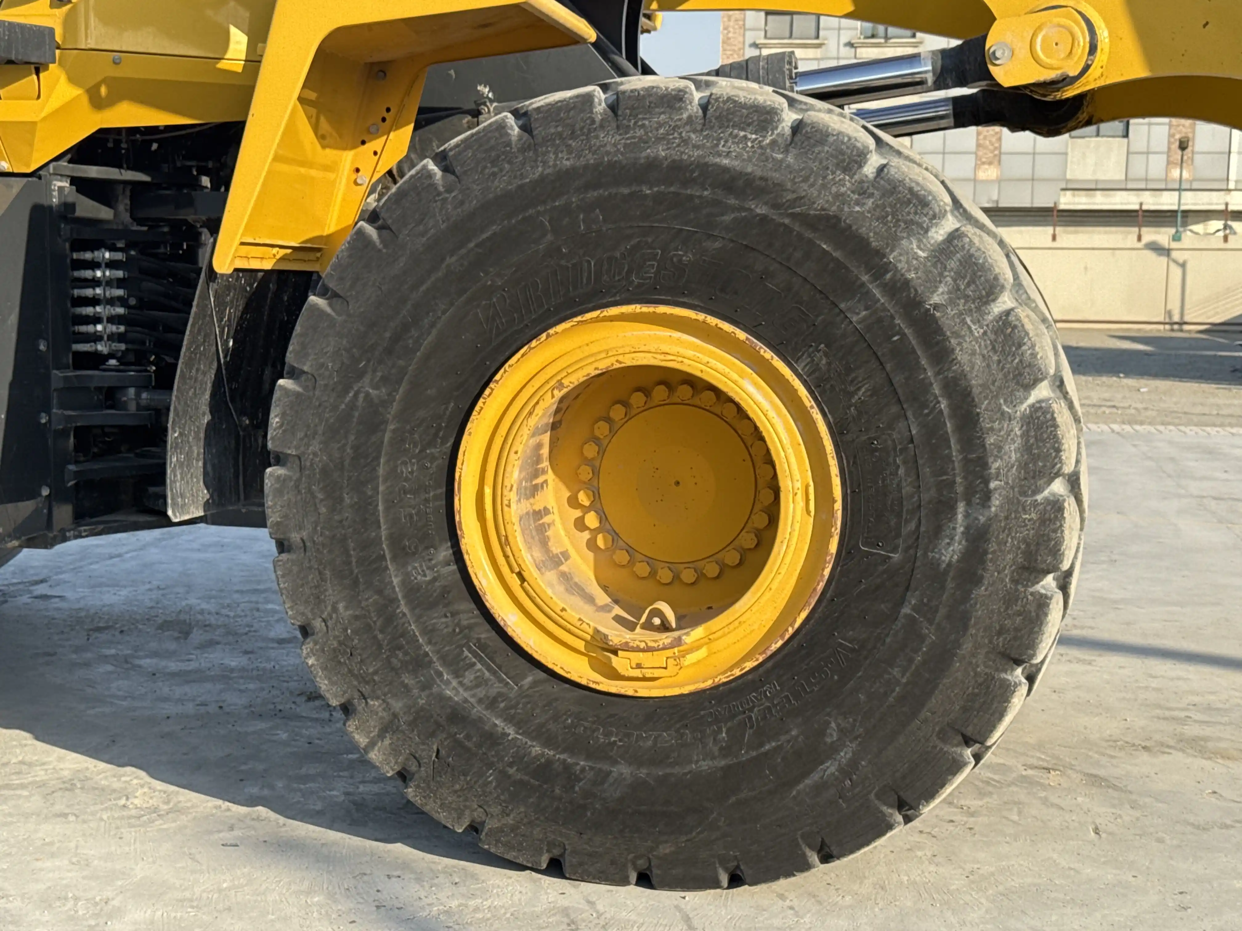 WHL-001-Komatsu-WA470-6R-wheel-loader-inspection-chassis-right-rear-tire-wheel-hub-condition-2