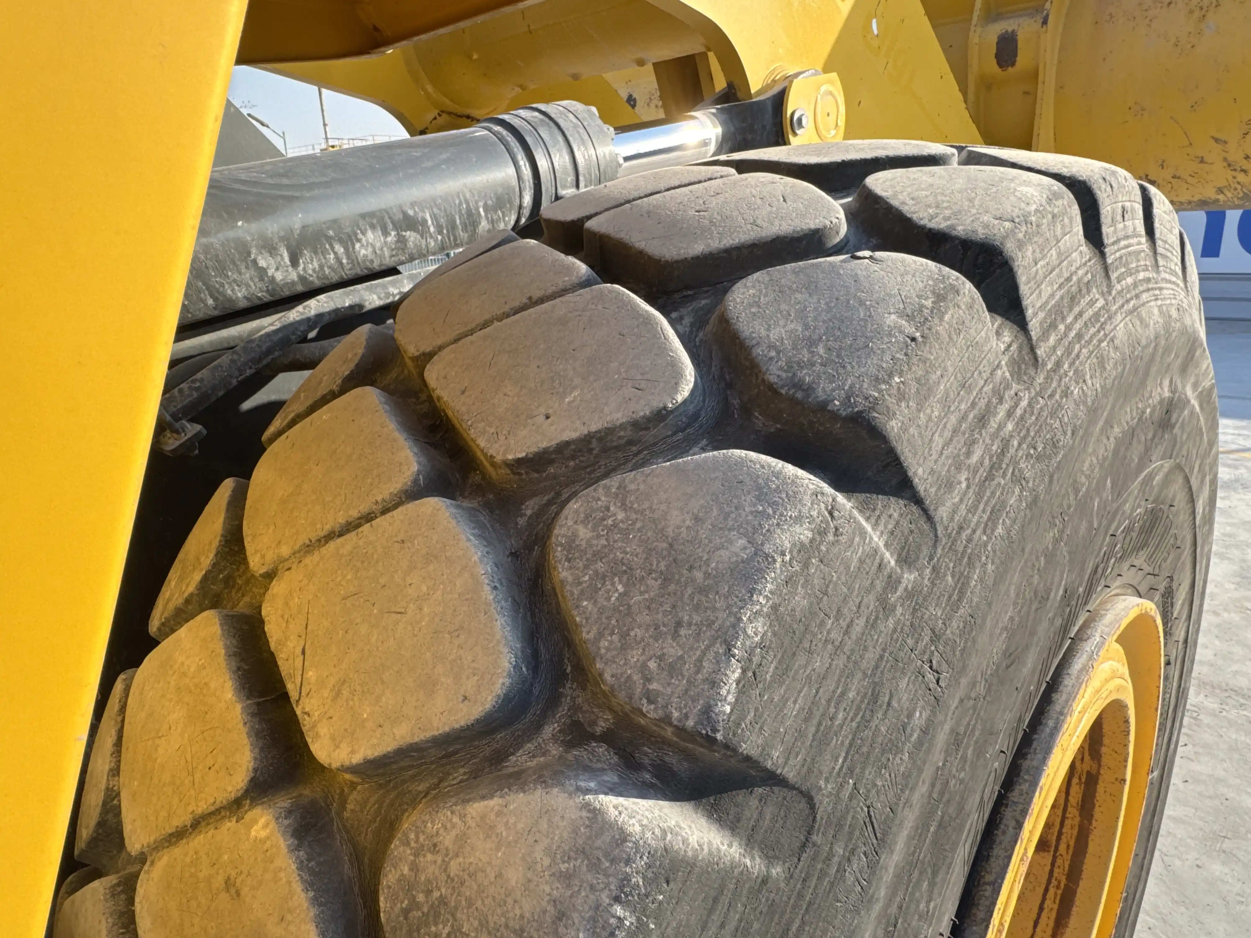 WHL-001-Komatsu-WA470-6R-wheel-loader-inspection-chassis-right-rear-tire-wheel-hub-condition-3