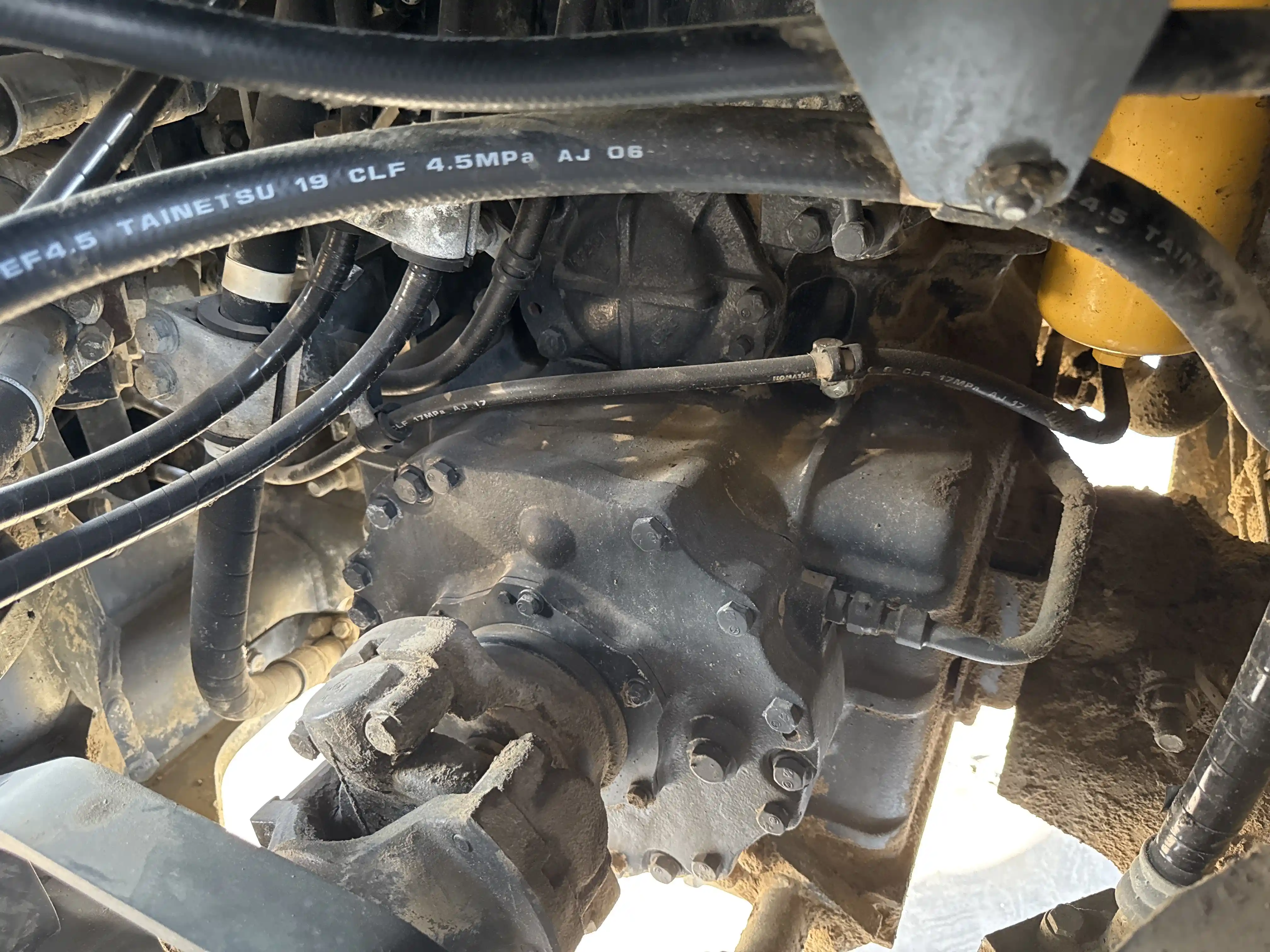 WHL-001-Komatsu-WA470-6R-wheel-loader-inspection-drive-system-transmission-case-4